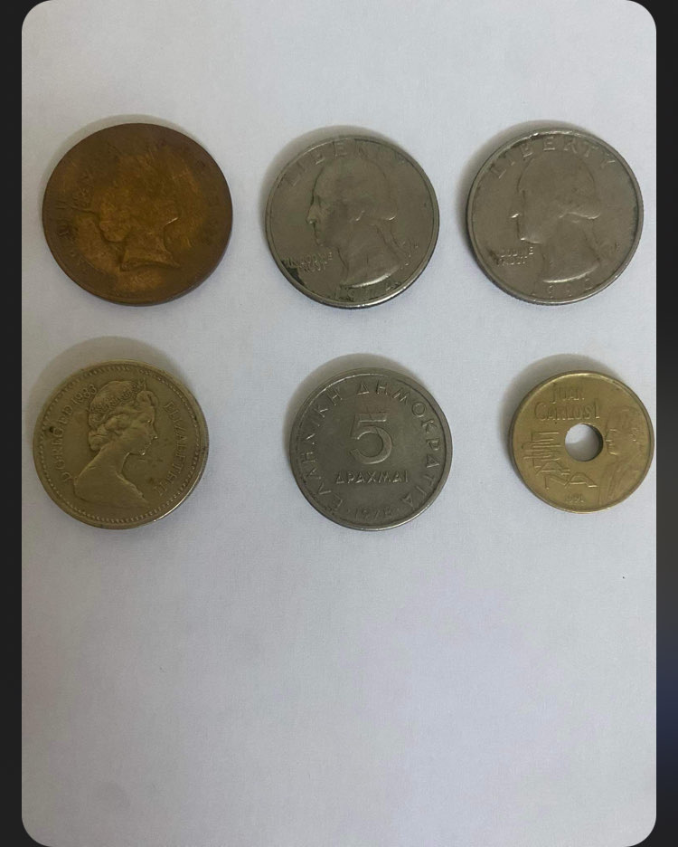 عملات ورقية وفضية