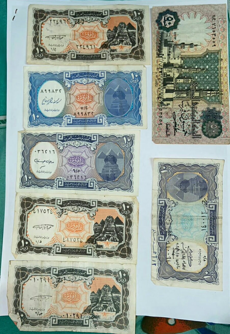 عملات ورقية وفضية