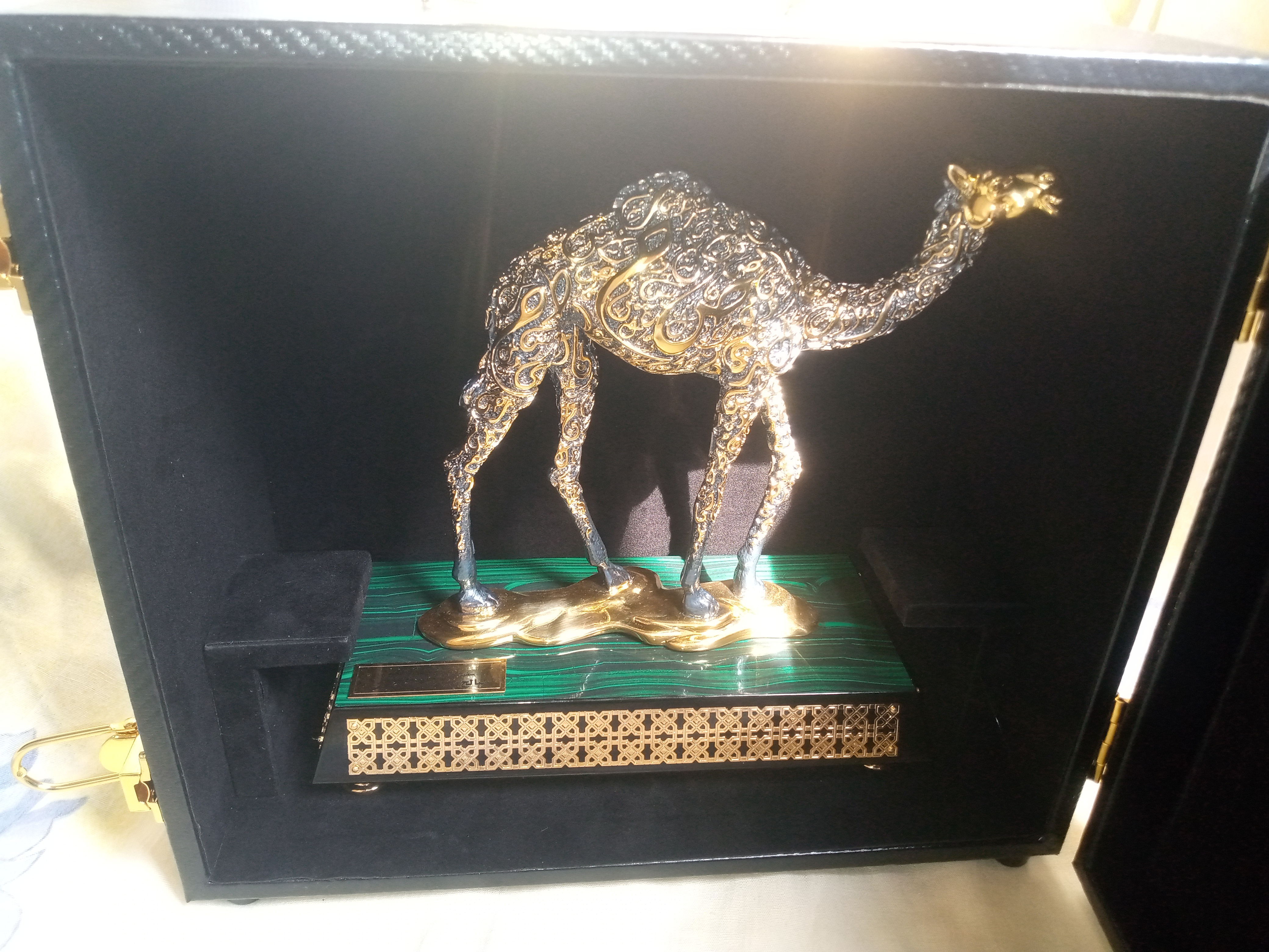 جمل مذهب موقع من سعادة سفير السعودية بمصر
