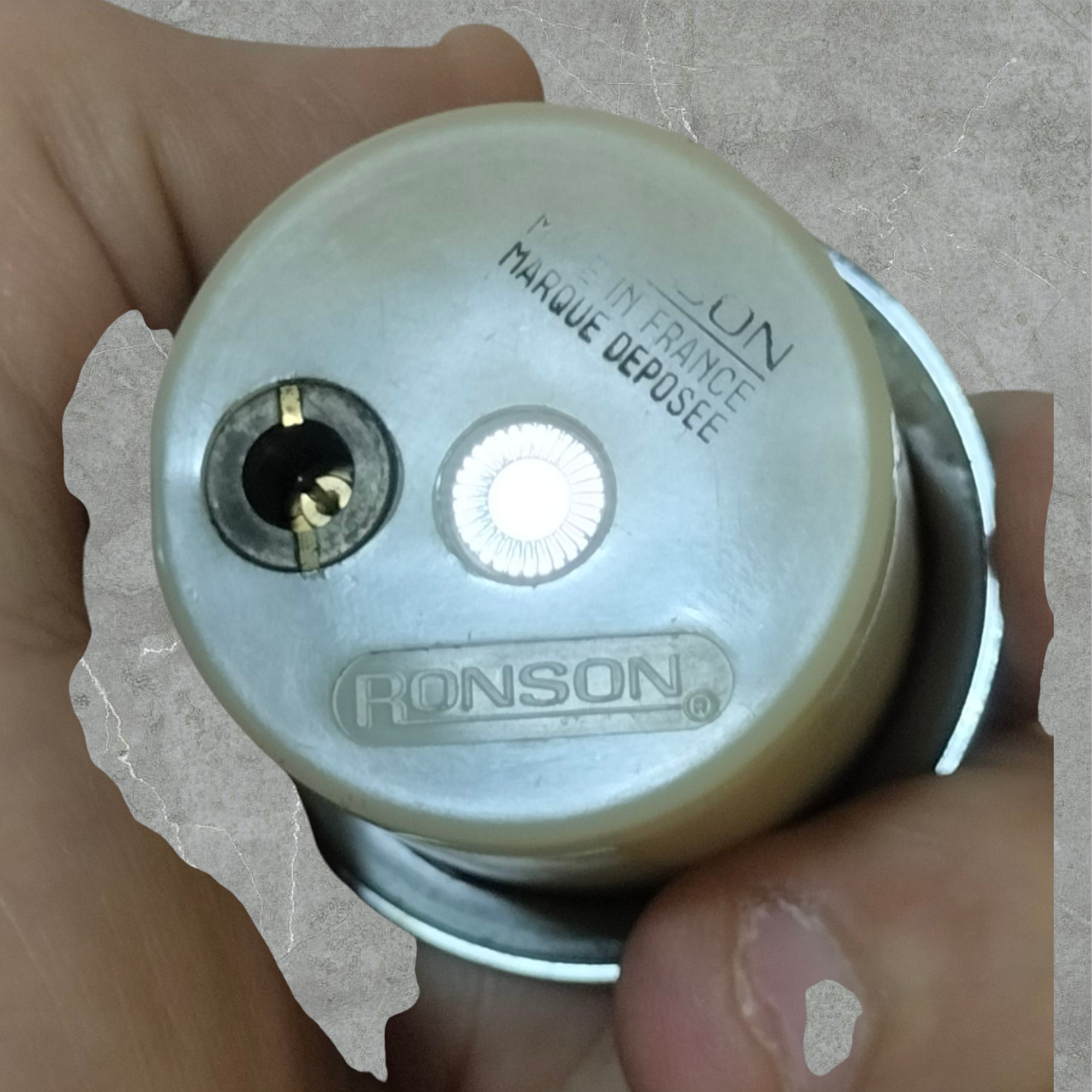 والاعه مكتب قديمه محتاجه حجر بس ماركة Ronson صناعه فرنساوي  حجم كبير