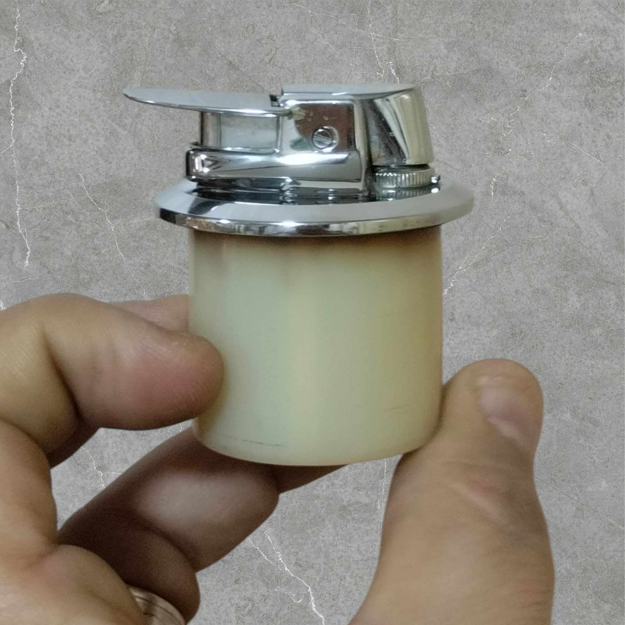 والاعه مكتب قديمه محتاجه حجر بس ماركة Ronson صناعه فرنساوي  حجم كبير
