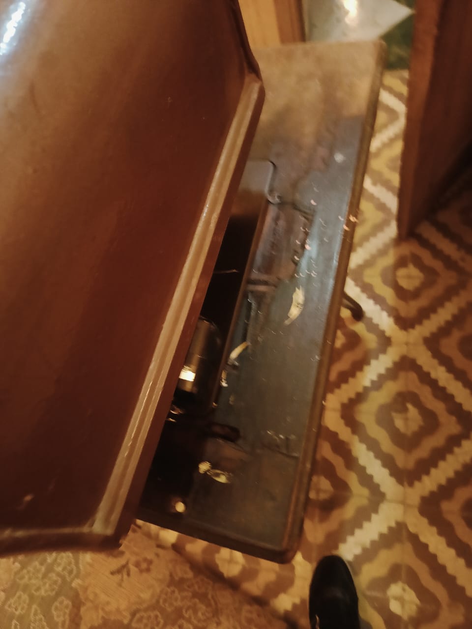 مكنة خياطة عمرها فوق ١٥٠ سنة