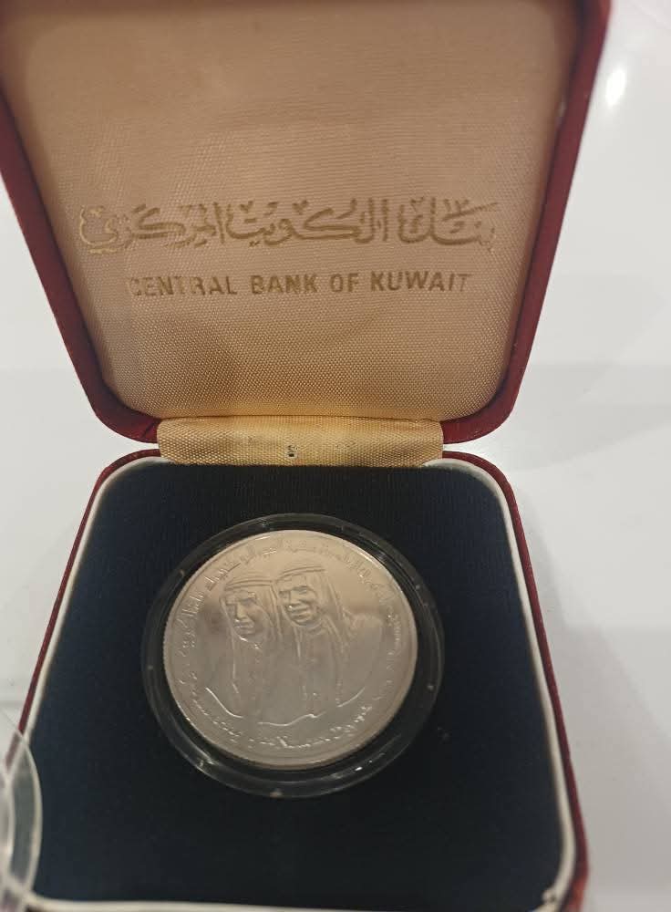 ٢ دينار كويتي  اصدار البنك المركزي الكويتي لسنة -١٩٦١ فضه خالصه