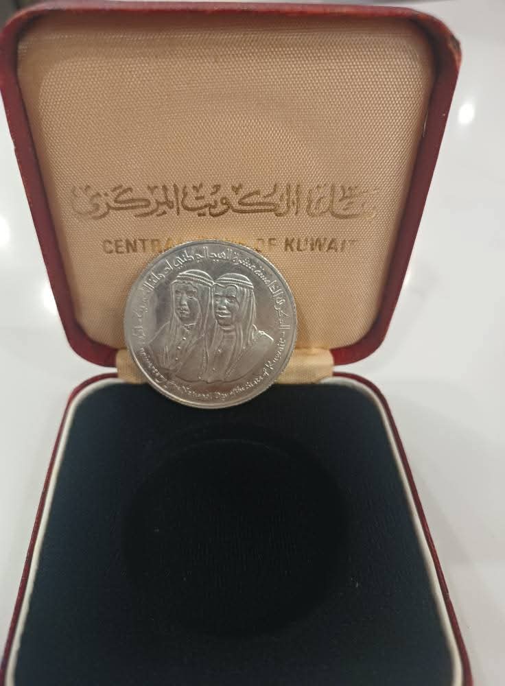 ٢ دينار كويتي  اصدار البنك المركزي الكويتي لسنة -١٩٦١ فضه خالصه