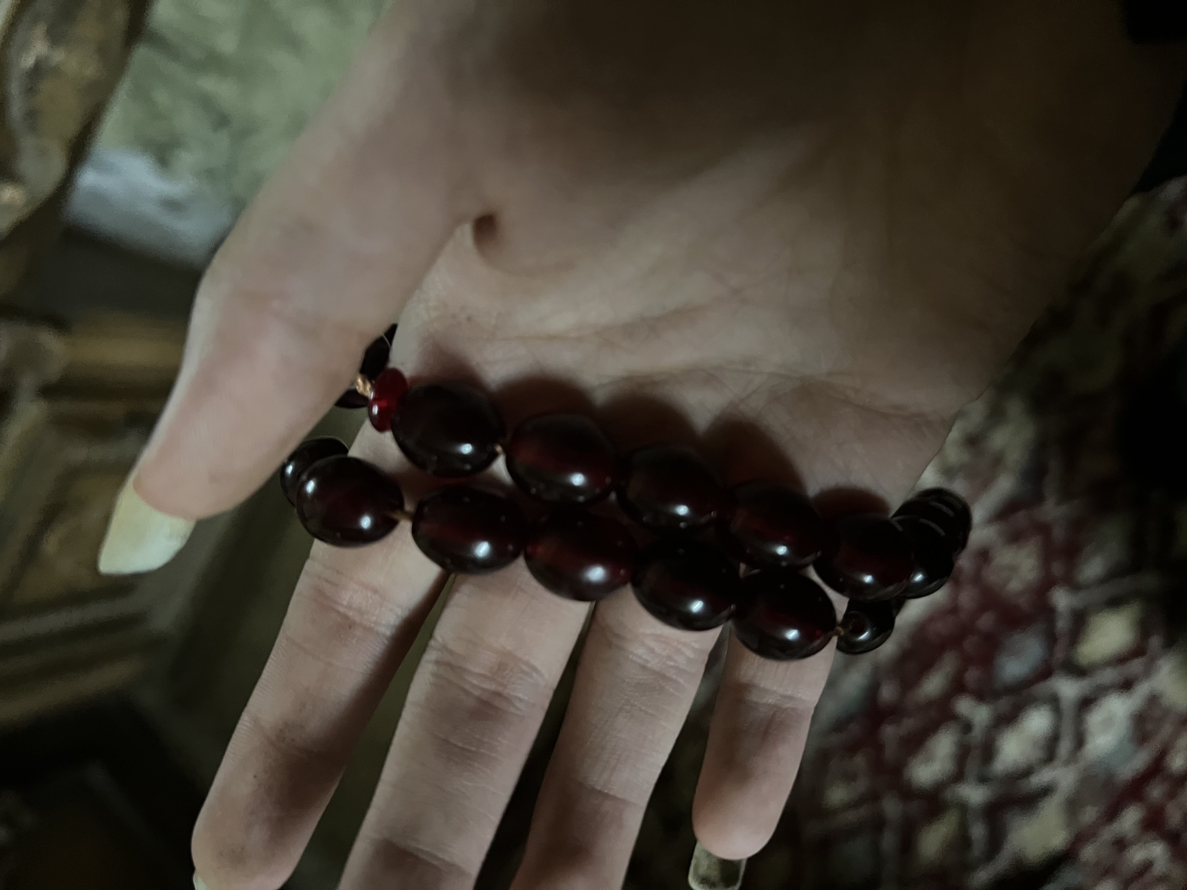 سبحة قديمة  لون الأحمر الداكن
