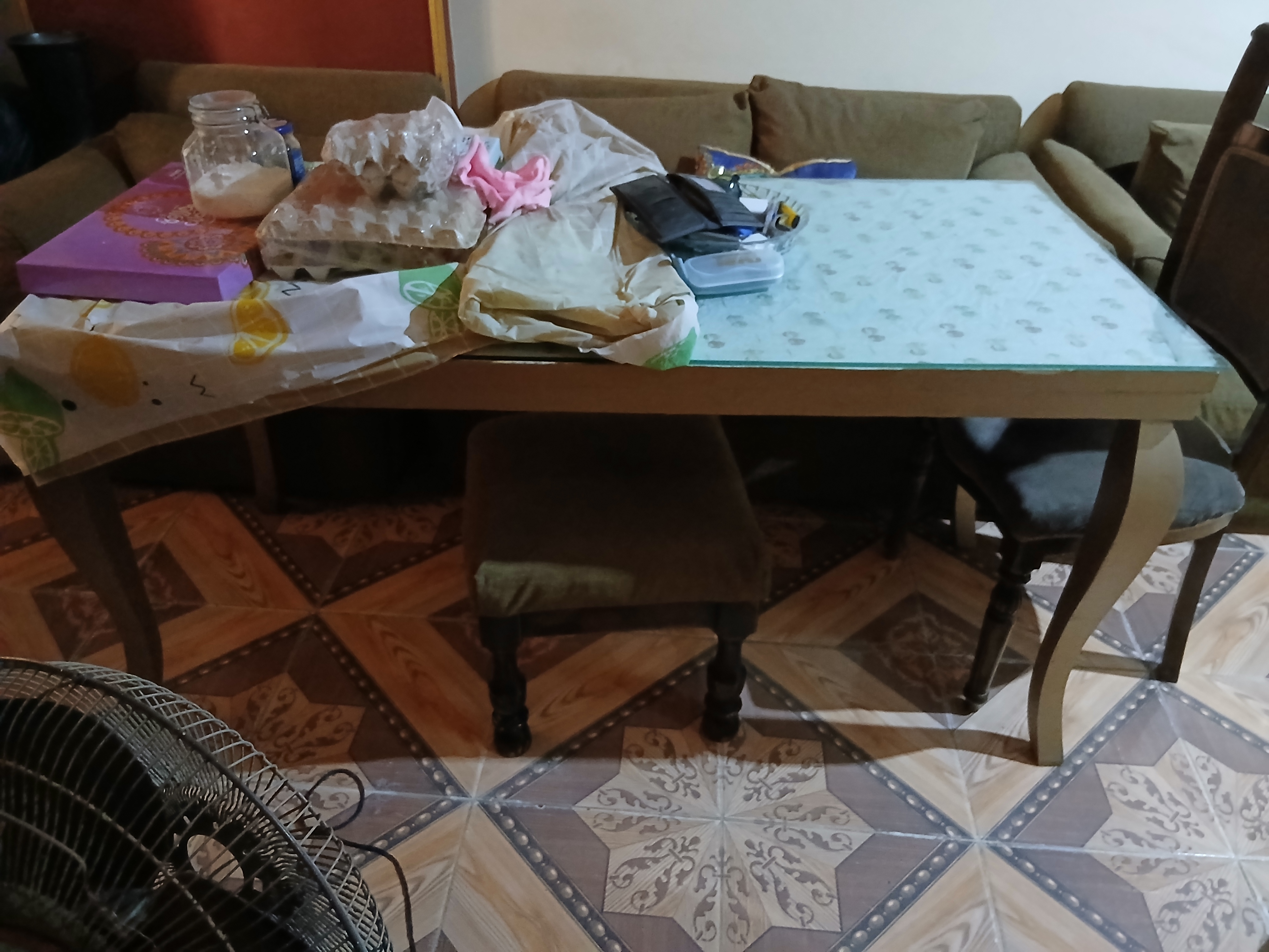 ترابيزة سفره كبيره بالزجاج للبيع بحالة الجديد
