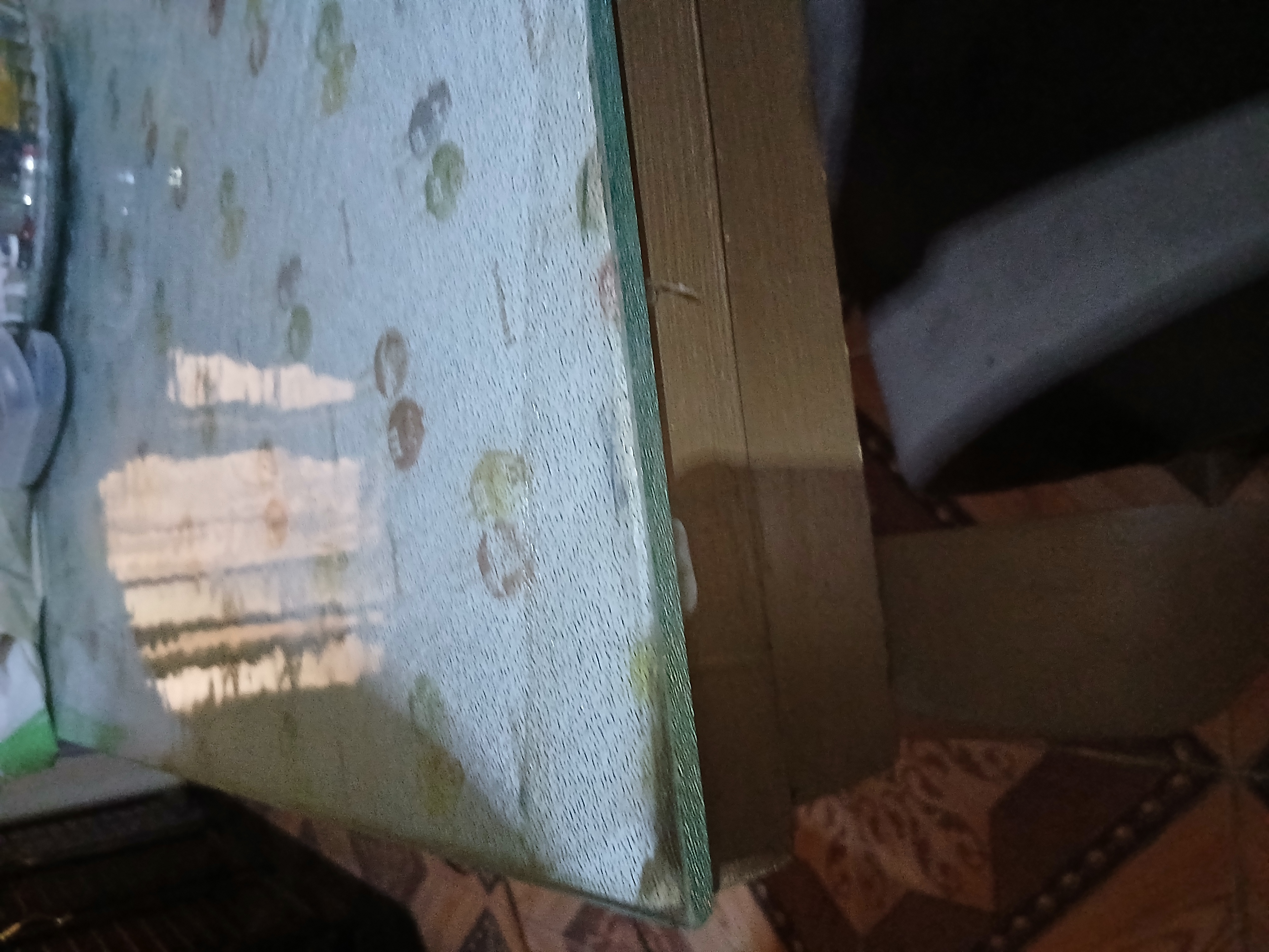 ترابيزة سفره كبيره بالزجاج للبيع بحالة الجديد