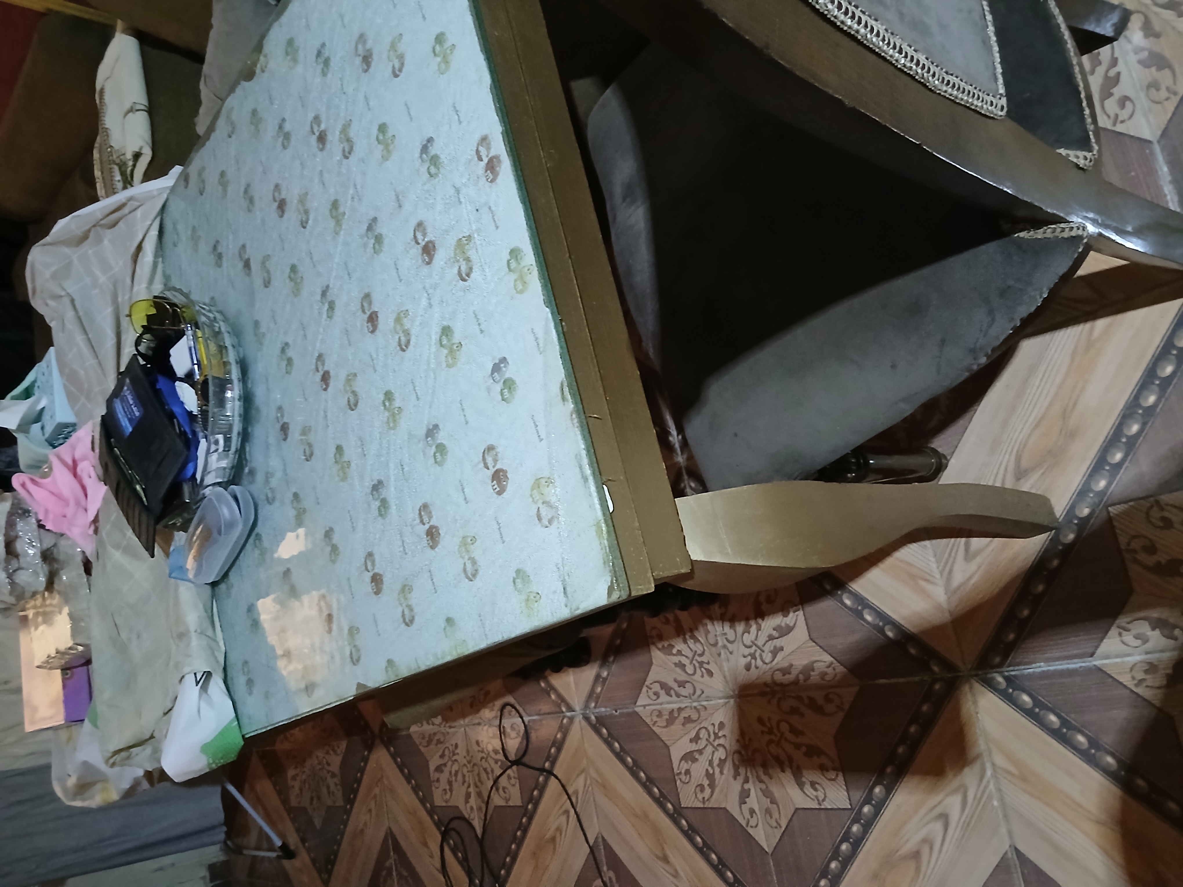 ترابيزة سفره كبيره بالزجاج للبيع بحالة الجديد