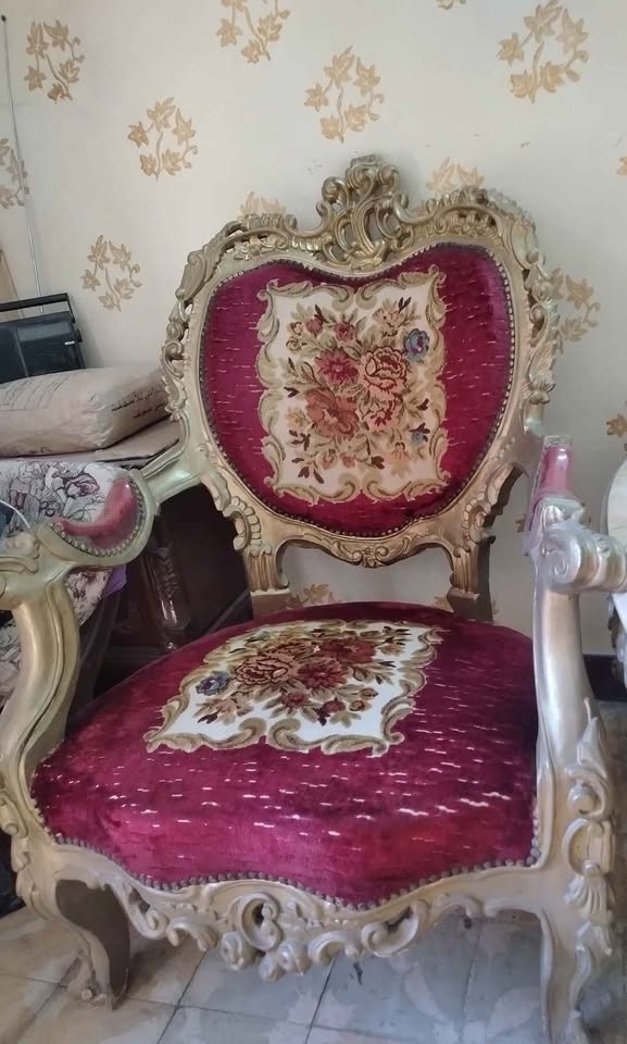 صالون انتيك خشب زان للبيع مكون من كنبة واربع كراسي حالة ممتازة بدون اي كسور او عيوب