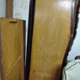 غرفة نوم خشب زان انتيك مكونة من سرير عرض  150 سم  بالملة ودولاب  عرض 260 سم وشفونيرة عرض 180 سم تقيلة جدا ومحملة بدون اي كسور او عيوب