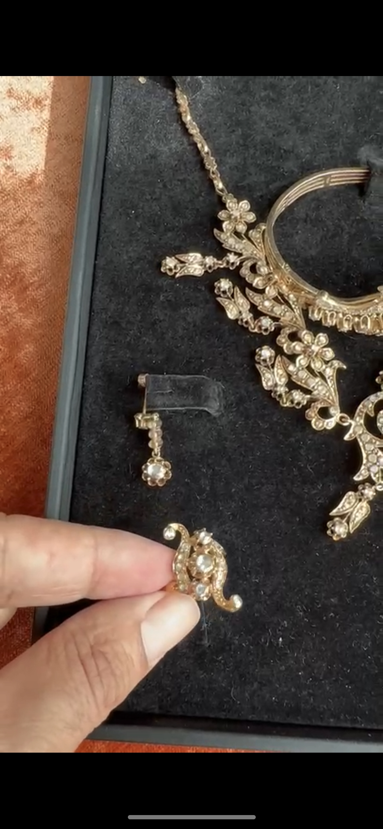 التحف والعملات والفنون