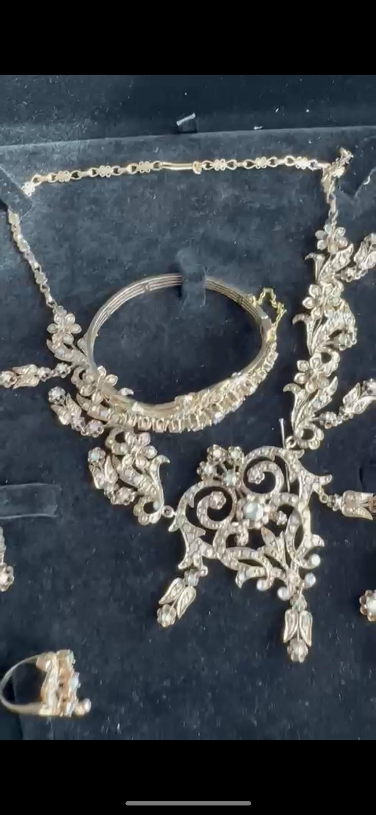 التحف والعملات والفنون