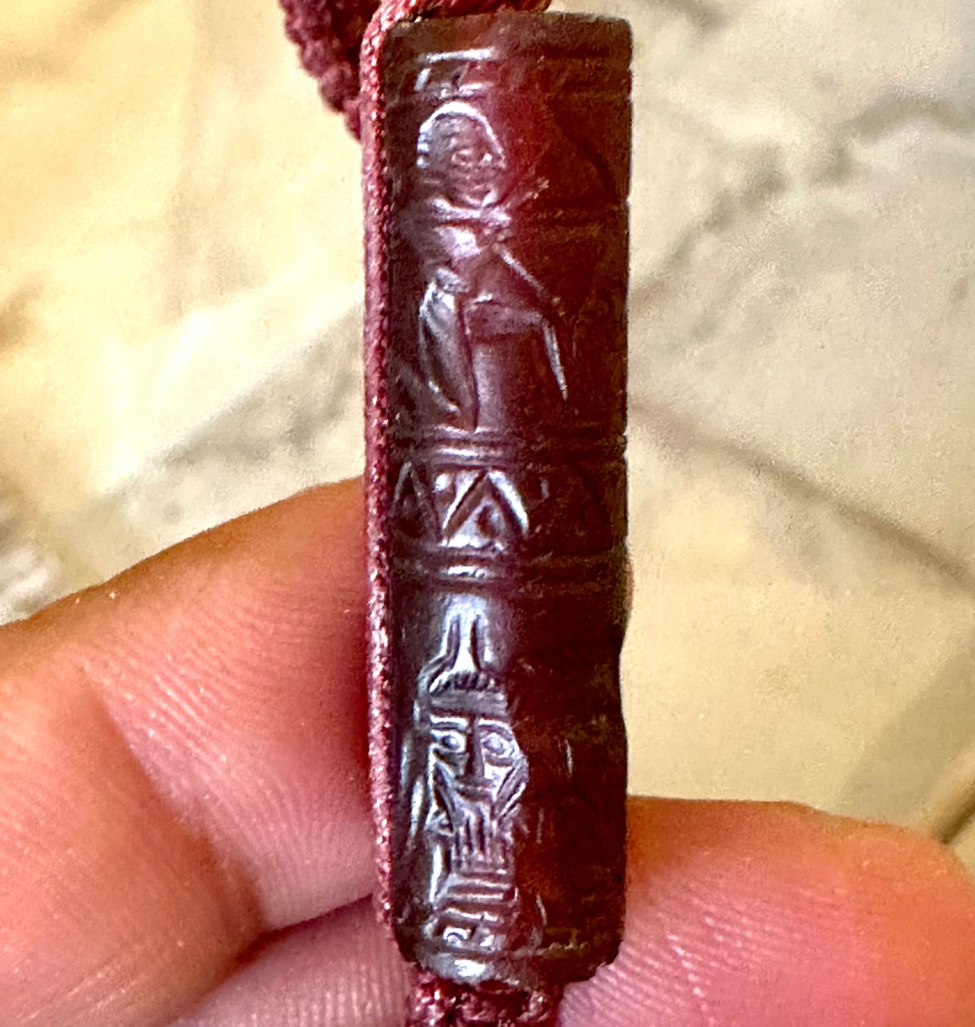 ختم اسطواني اثري سومري من 3500 قبل الميلاد من العقيق