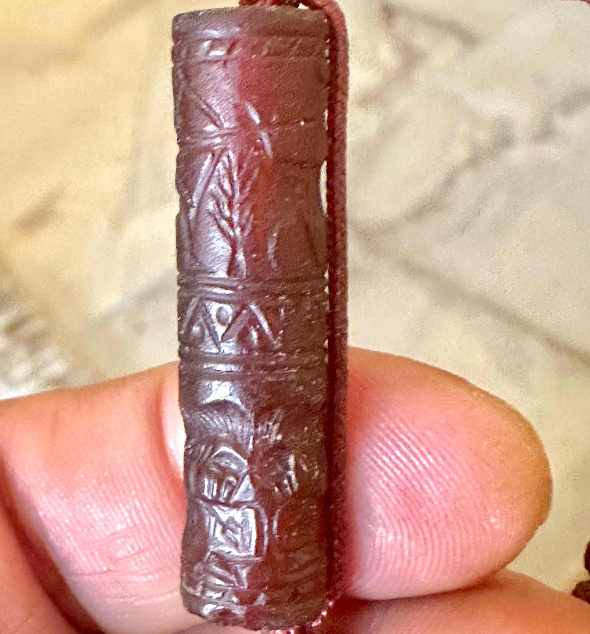 ختم اسطواني اثري سومري من 3500 قبل الميلاد من العقيق