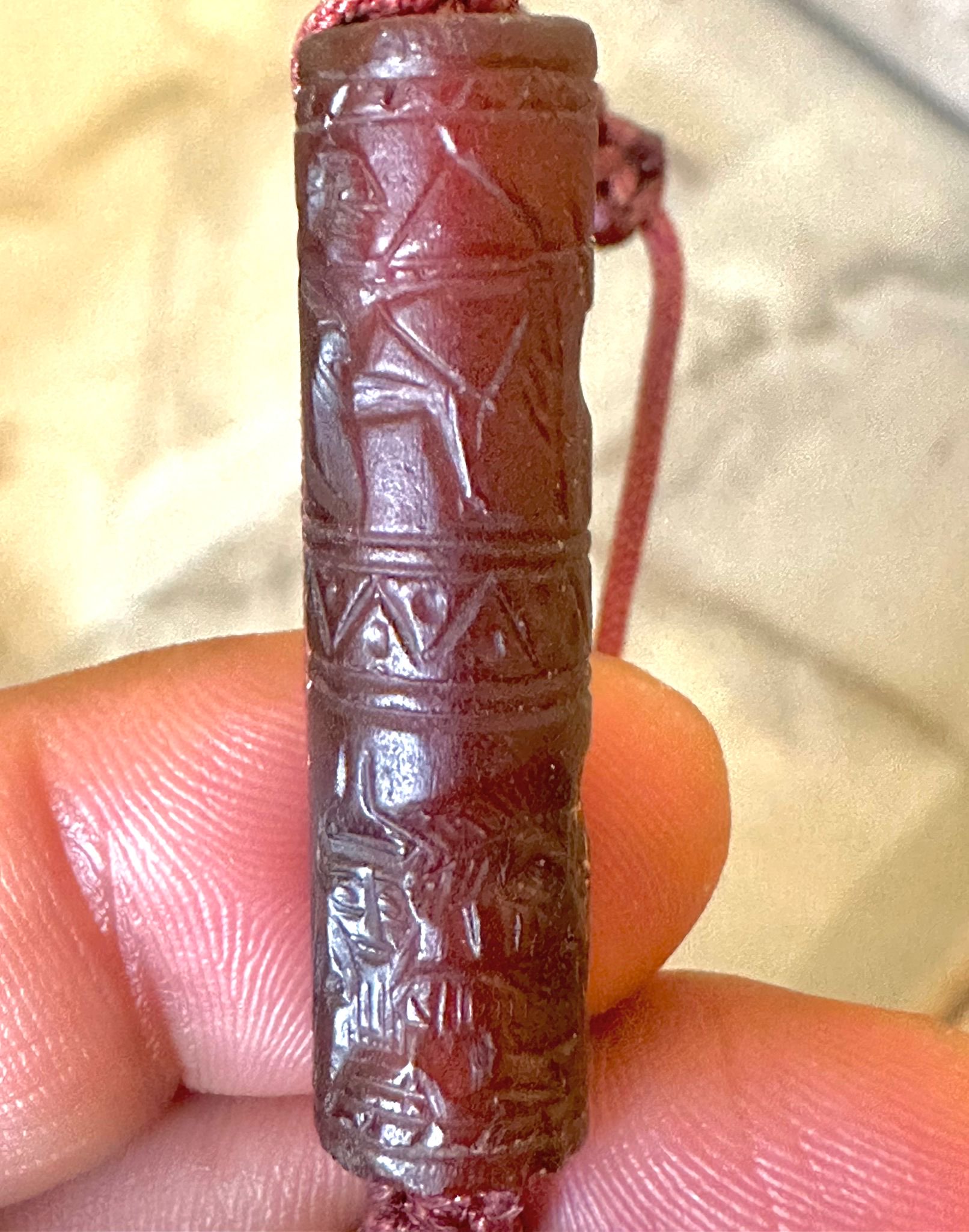 ختم اسطواني اثري سومري من 3500 قبل الميلاد من العقيق