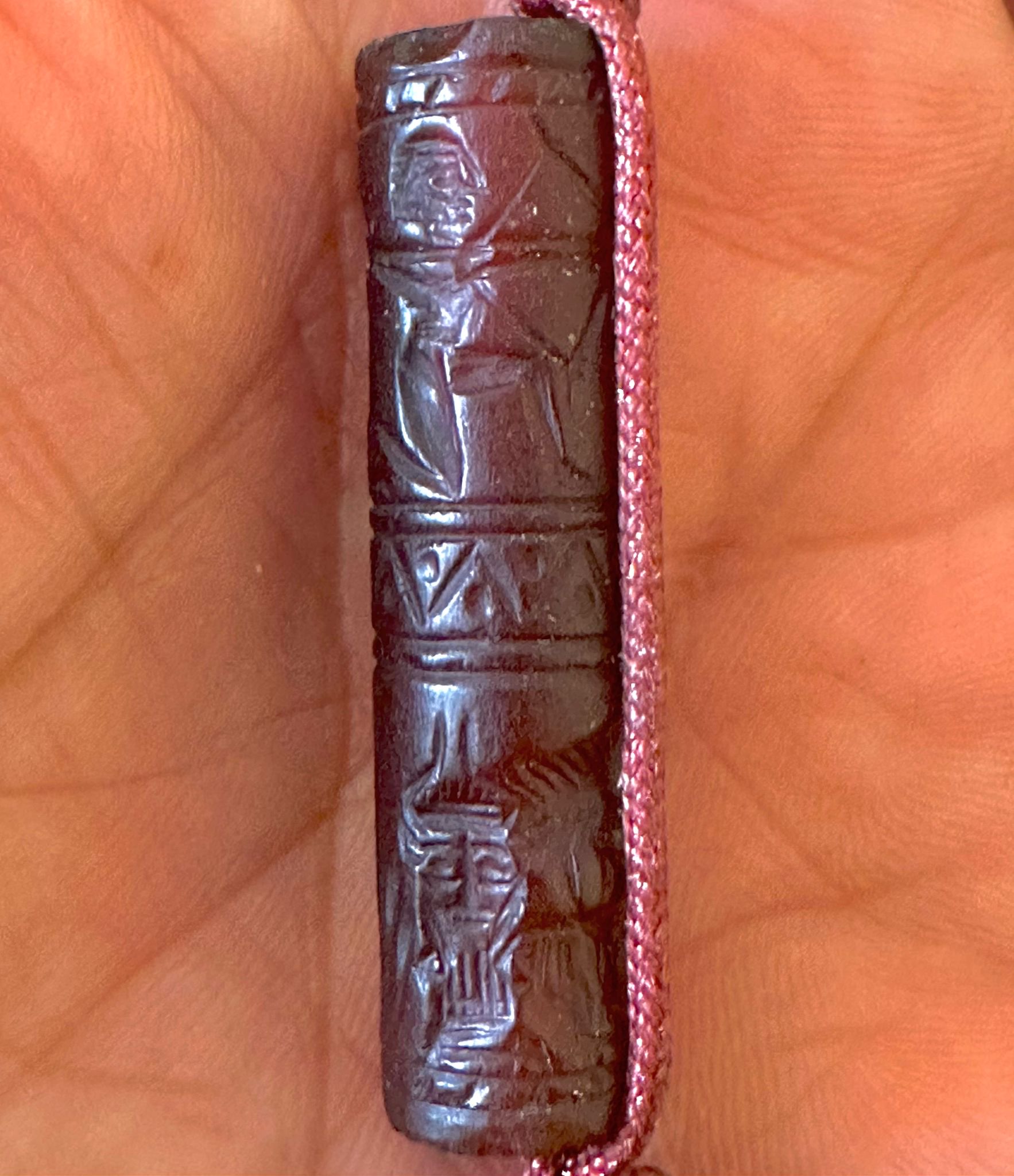 ختم اسطواني اثري سومري من 3500 قبل الميلاد من العقيق