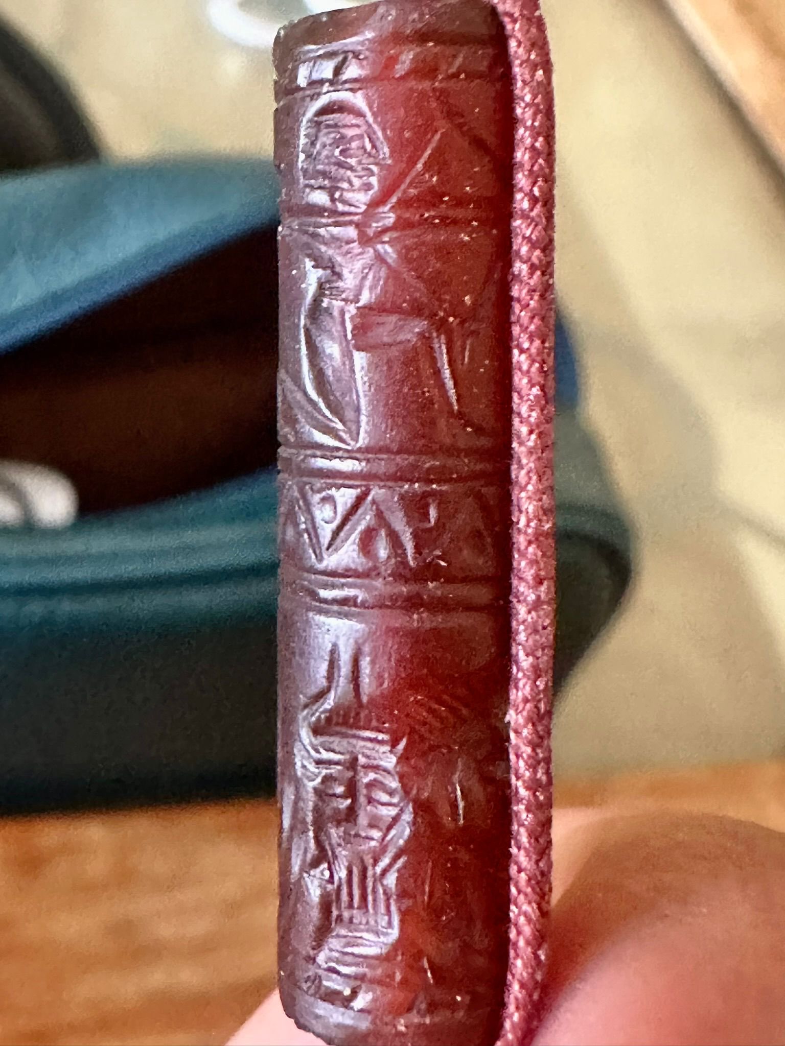 ختم اسطواني اثري سومري من 3500 قبل الميلاد من العقيق