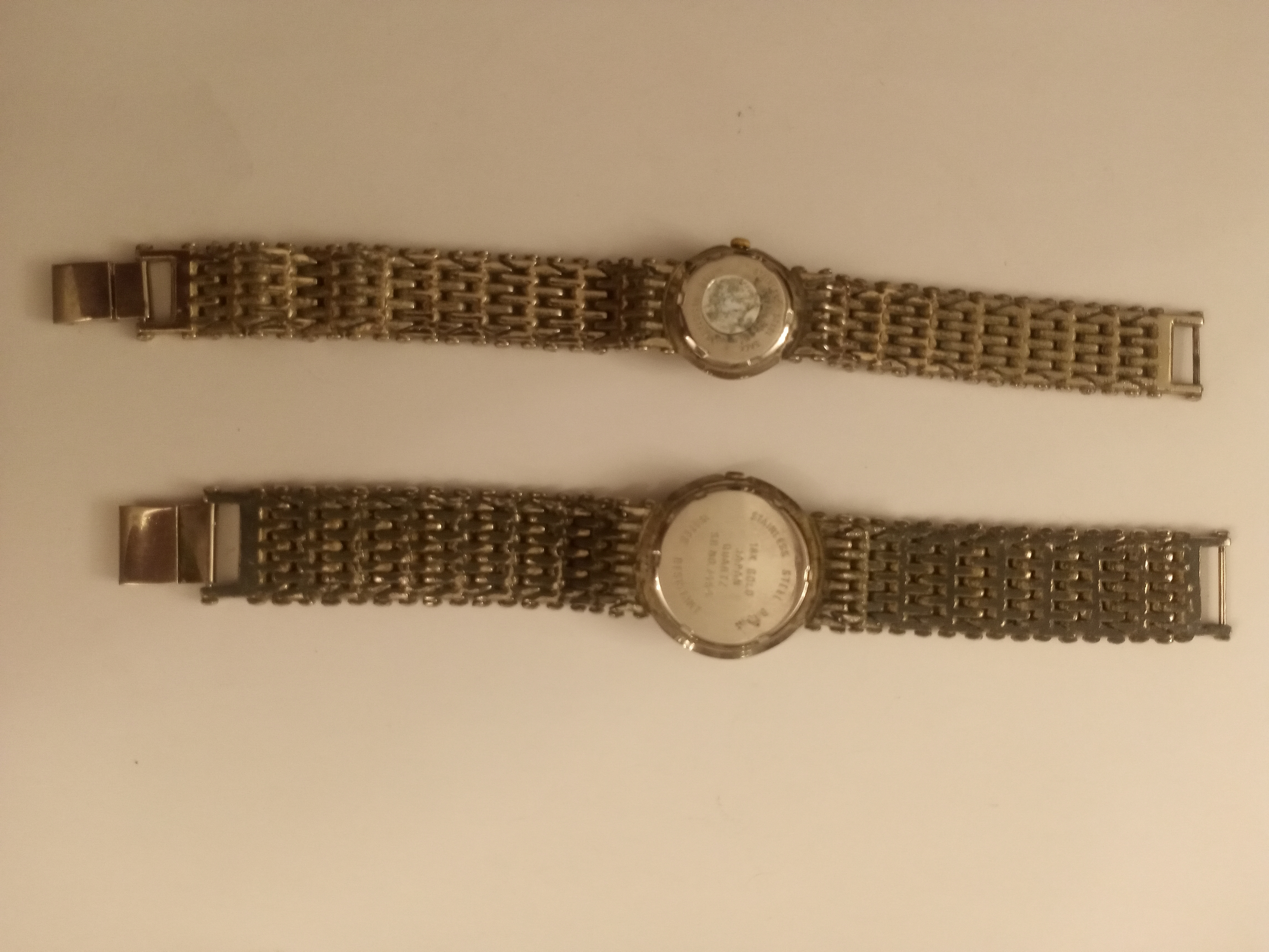 للبيع طقم ساعتين يد واحدة رجالي والثانية نسائي