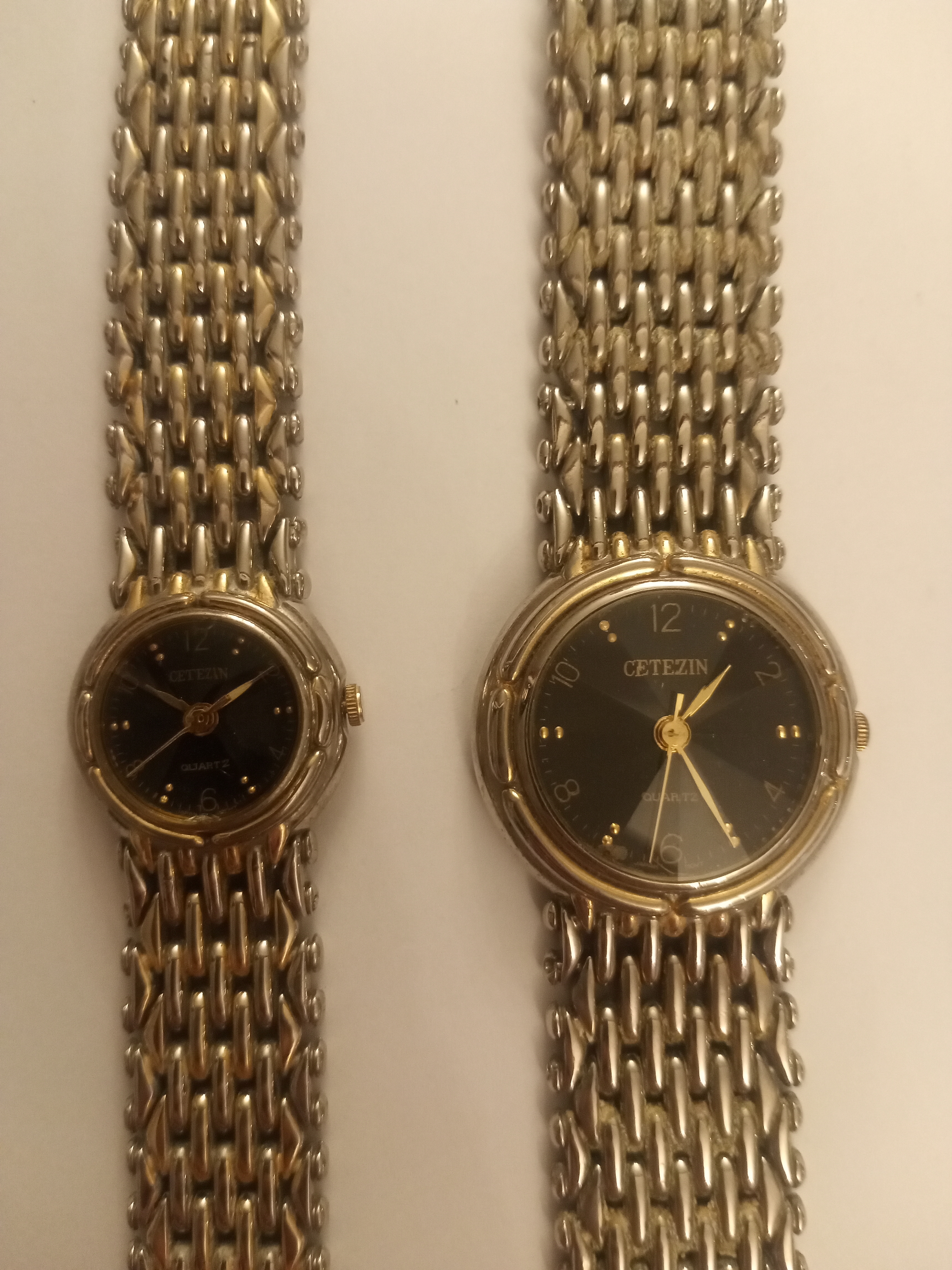 للبيع طقم ساعتين يد واحدة رجالي والثانية نسائي