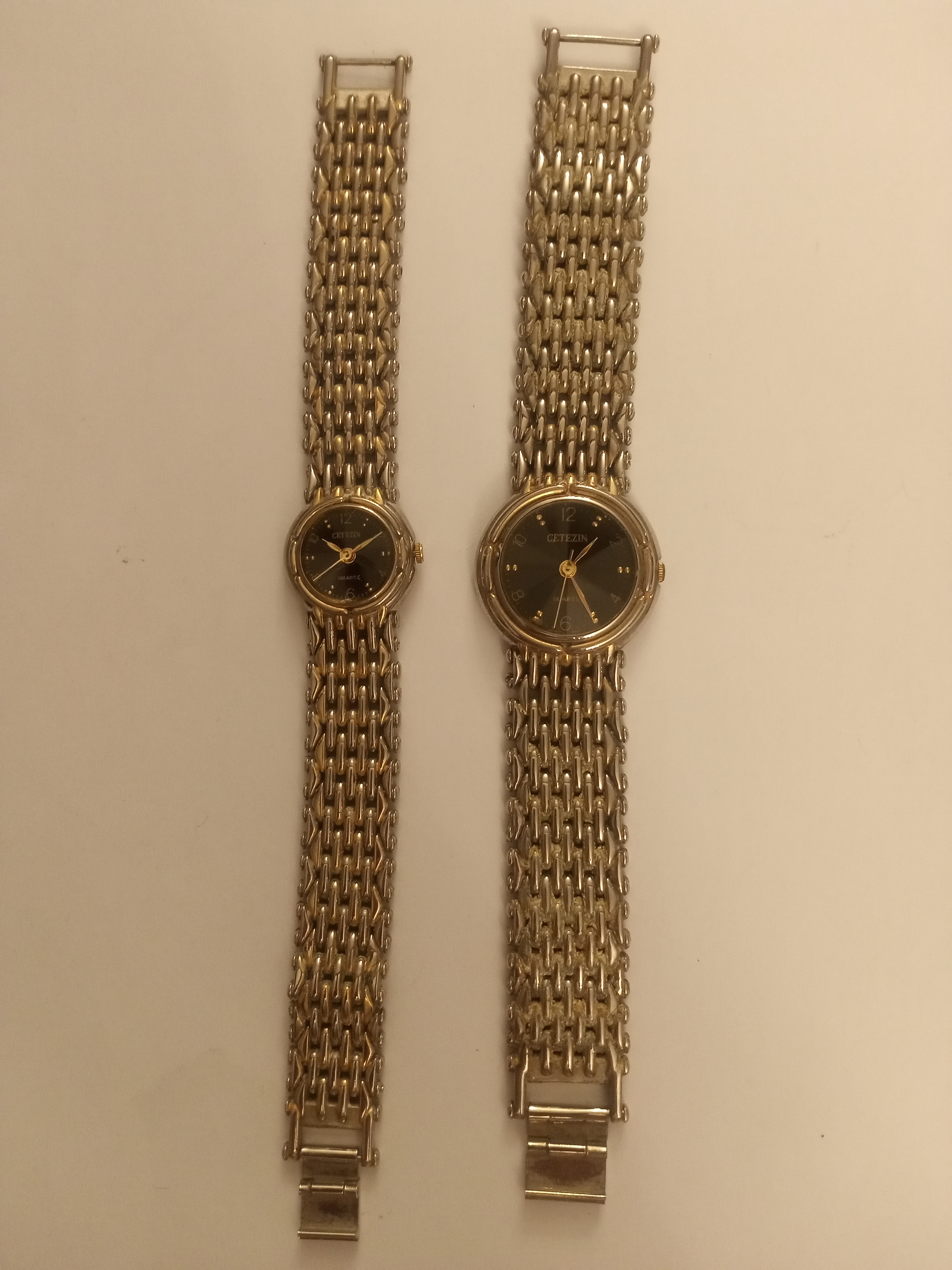 للبيع طقم ساعتين يد واحدة رجالي والثانية نسائي