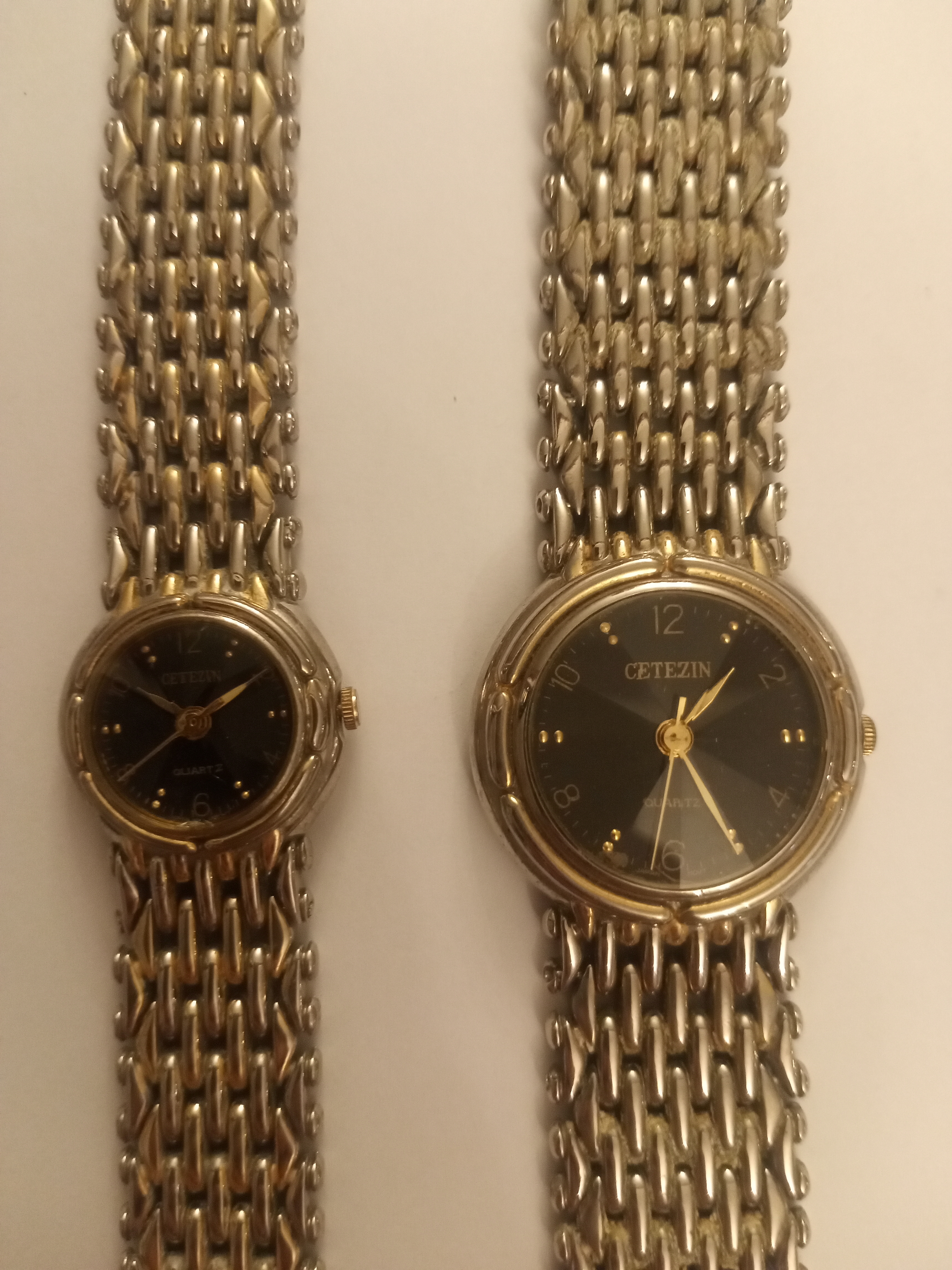 للبيع طقم ساعتين يد واحدة رجالي والثانية نسائي