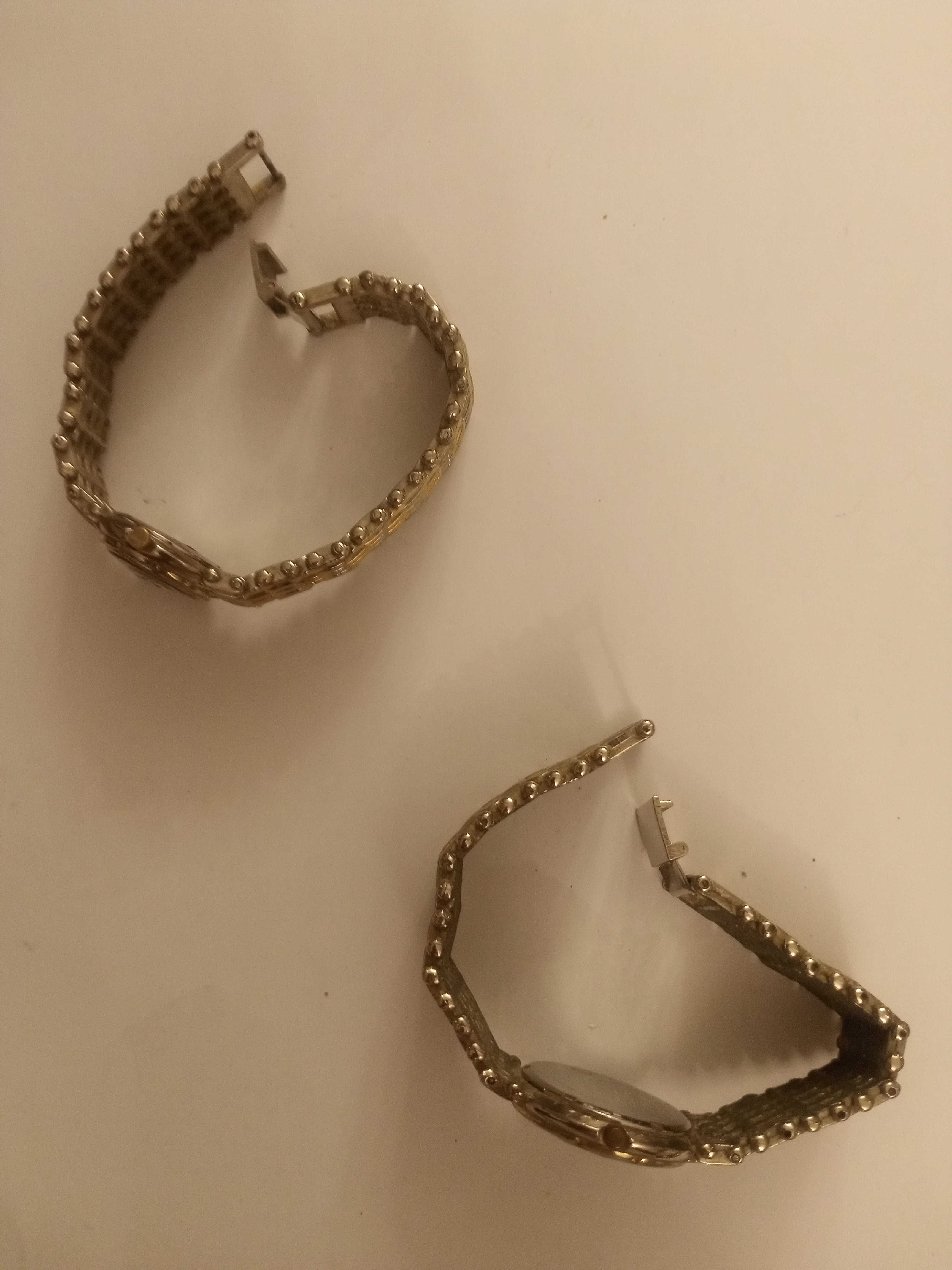 للبيع طقم ساعتين يد واحدة رجالي والثانية نسائي