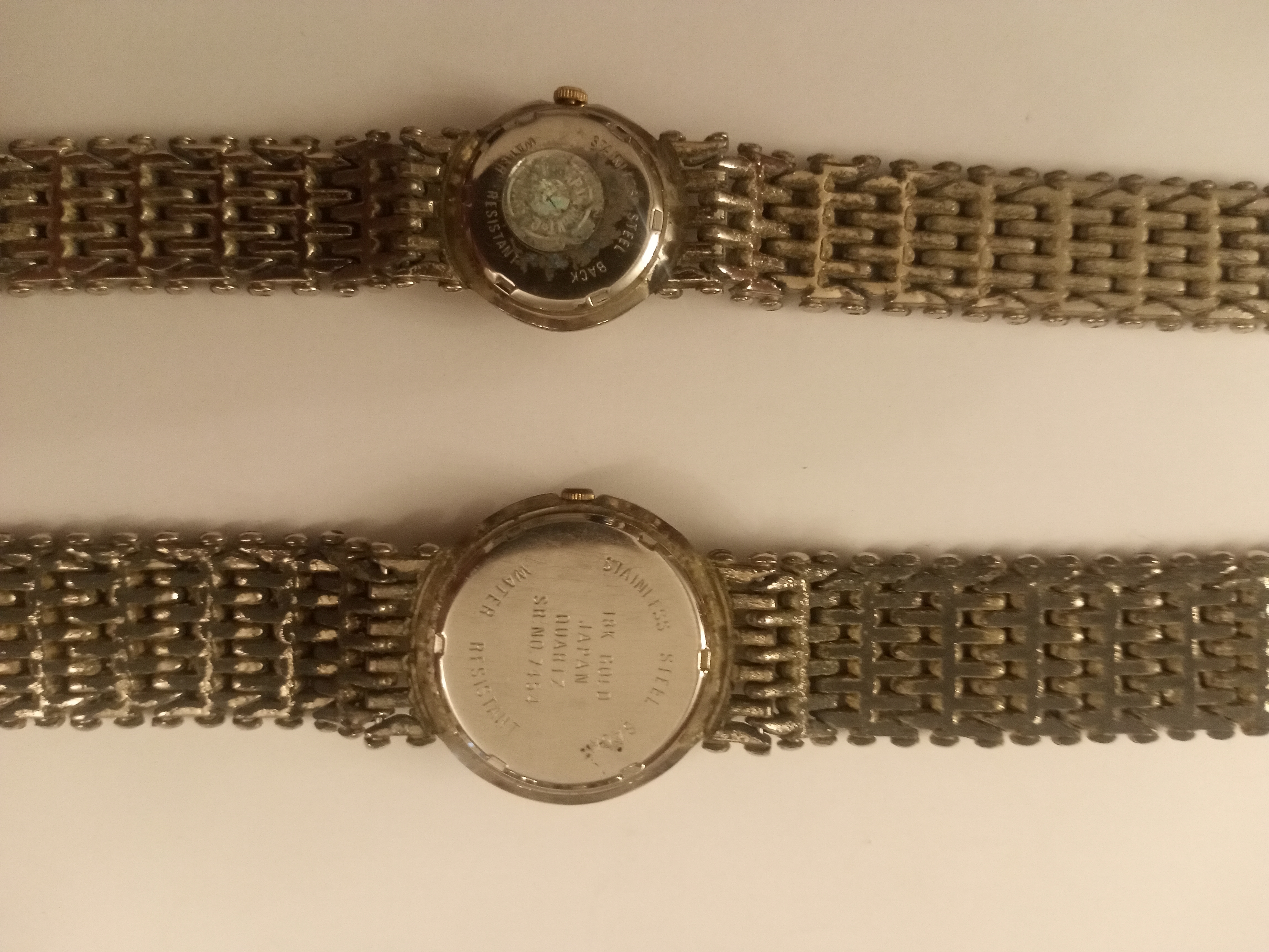 للبيع طقم ساعتين يد واحدة رجالي والثانية نسائي