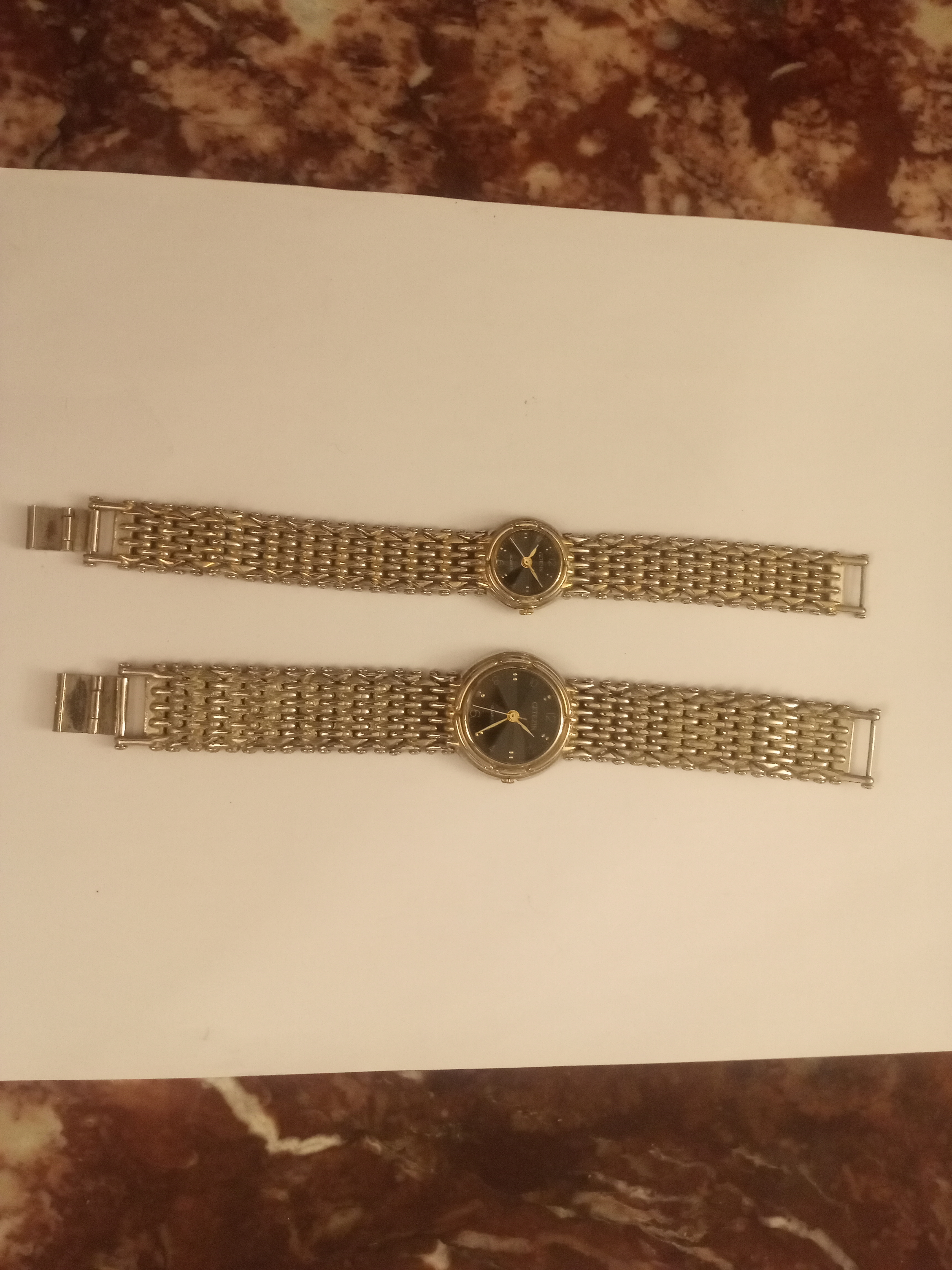 للبيع طقم ساعتين يد واحدة رجالي والثانية نسائي