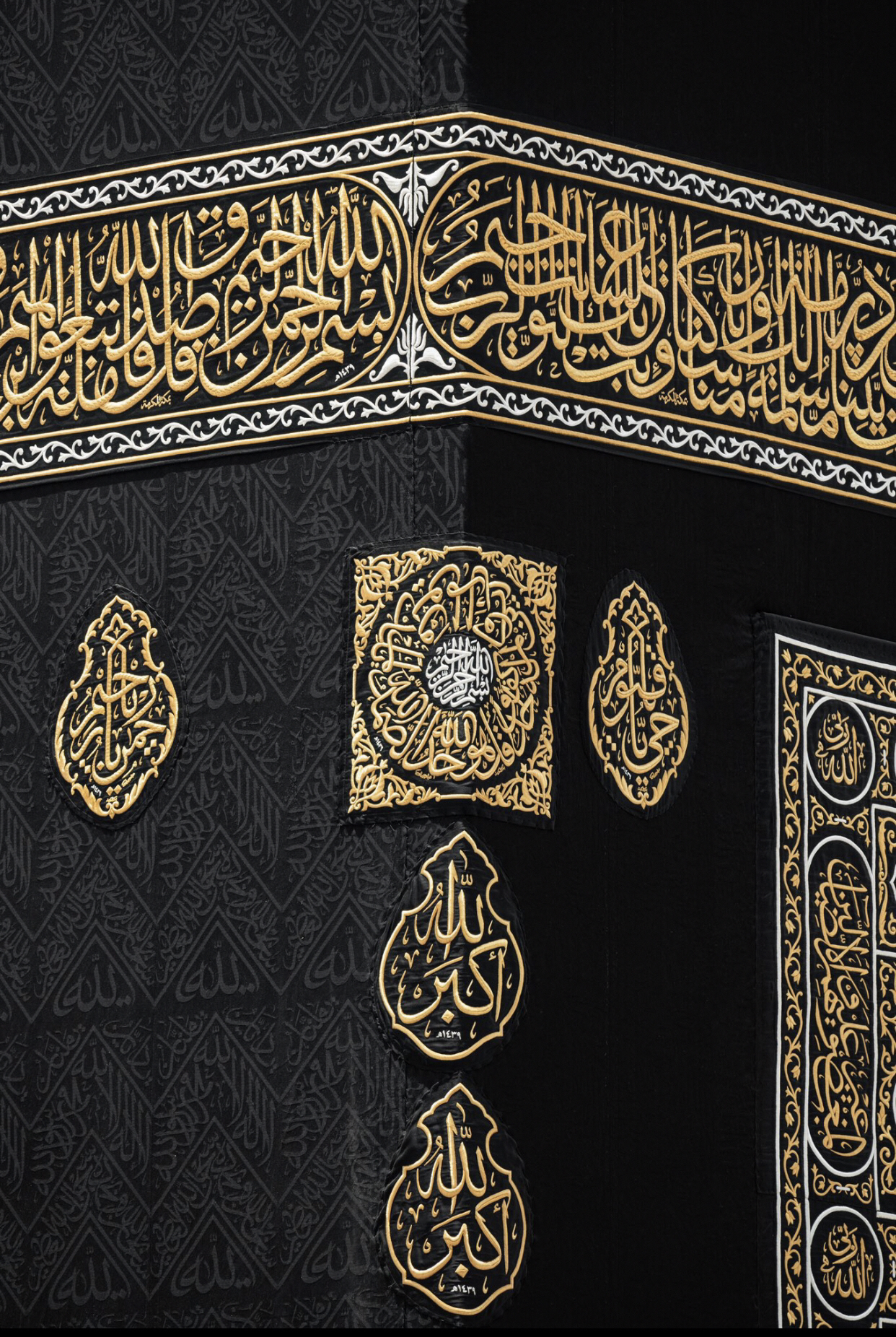 قنديل مطلي بالذهب من كسوه الكعبه الشريفة للبيع