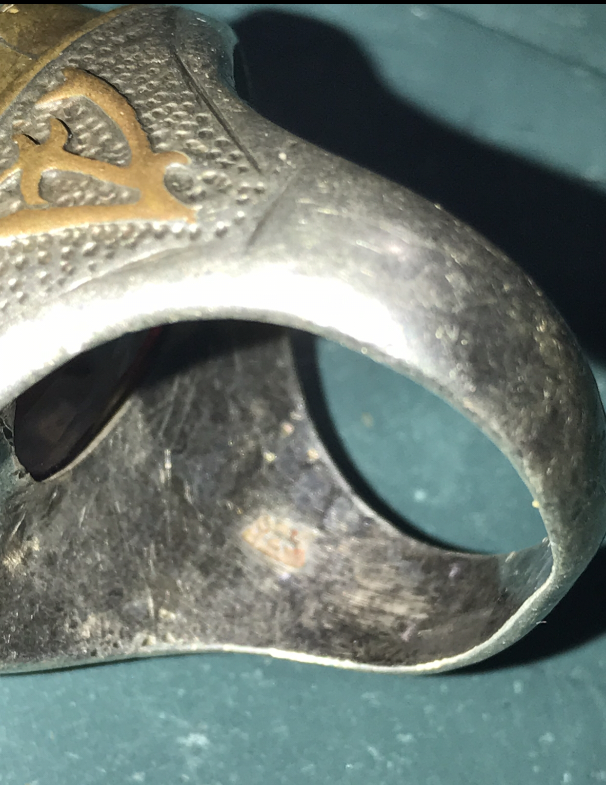 خاتم فضة أنيق يلتقي بأناقة الفص الأحمر الآخَّاذ،.