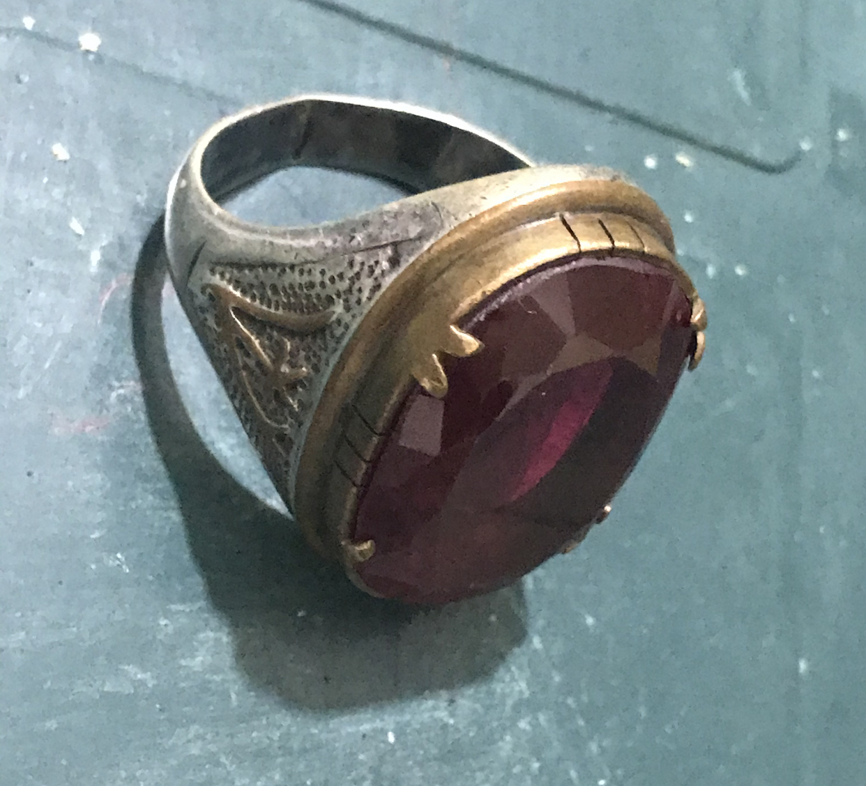 خاتم فضة أنيق يلتقي بأناقة الفص الأحمر الآخَّاذ،.