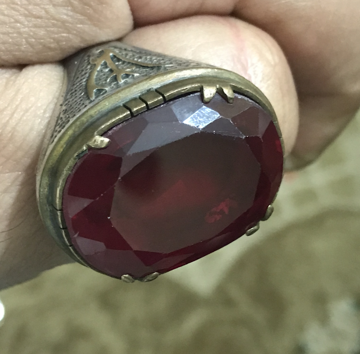 خاتم فضة أنيق يلتقي بأناقة الفص الأحمر الآخَّاذ،.