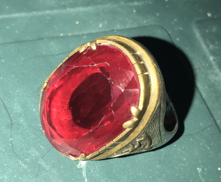 خاتم فضة أنيق يلتقي بأناقة الفص الأحمر الآخَّاذ،.