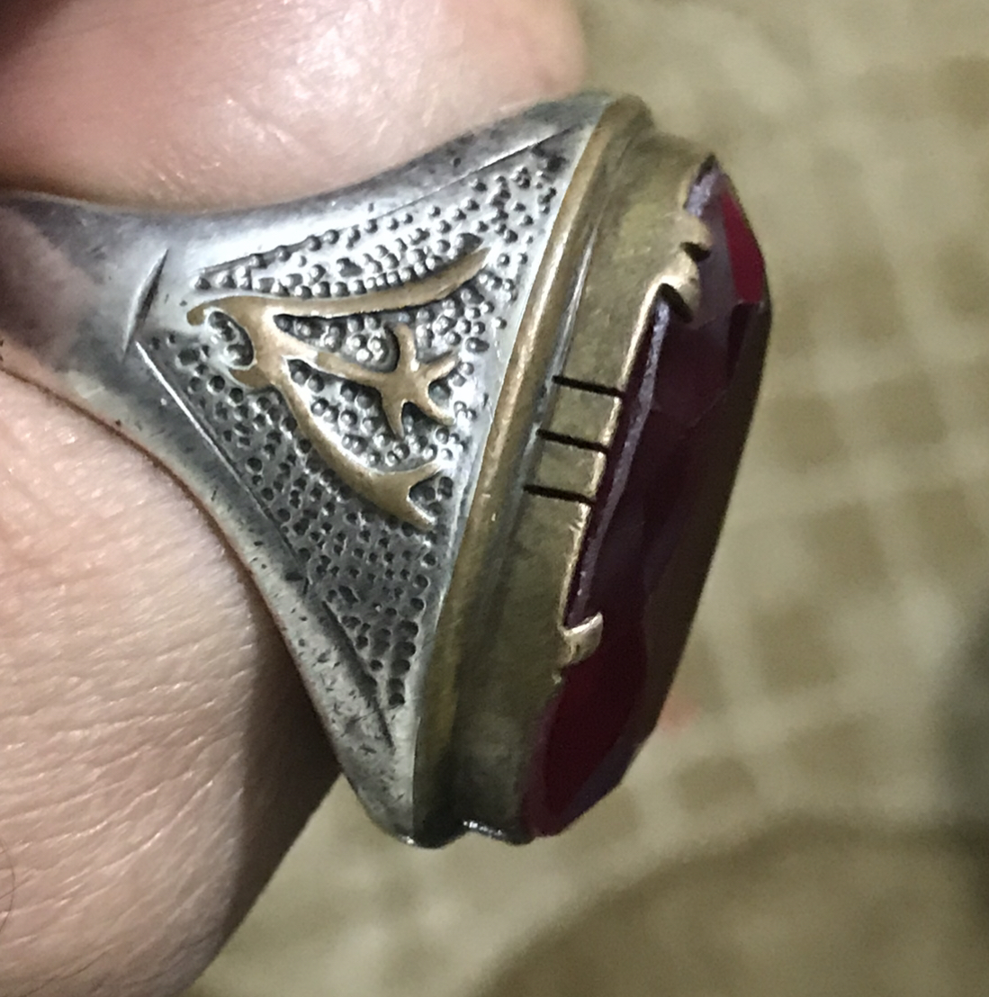 خاتم فضة أنيق يلتقي بأناقة الفص الأحمر الآخَّاذ،.