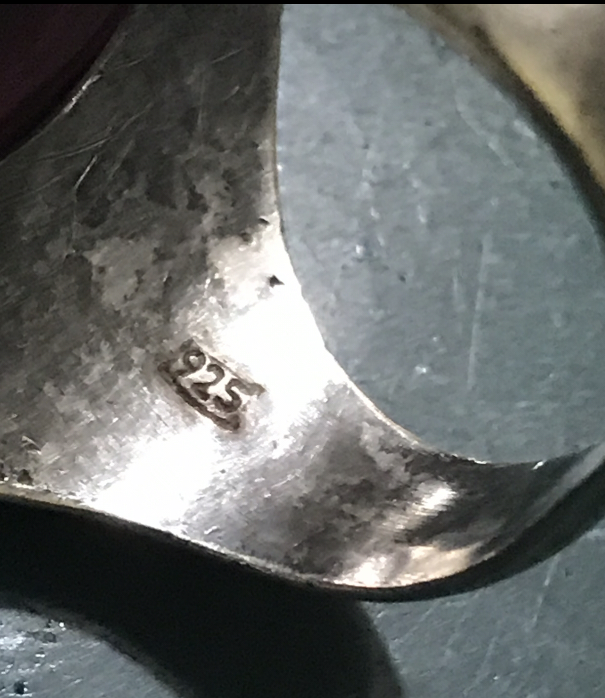 خاتم فضة أنيق يلتقي بأناقة الفص الأحمر الآخَّاذ،.