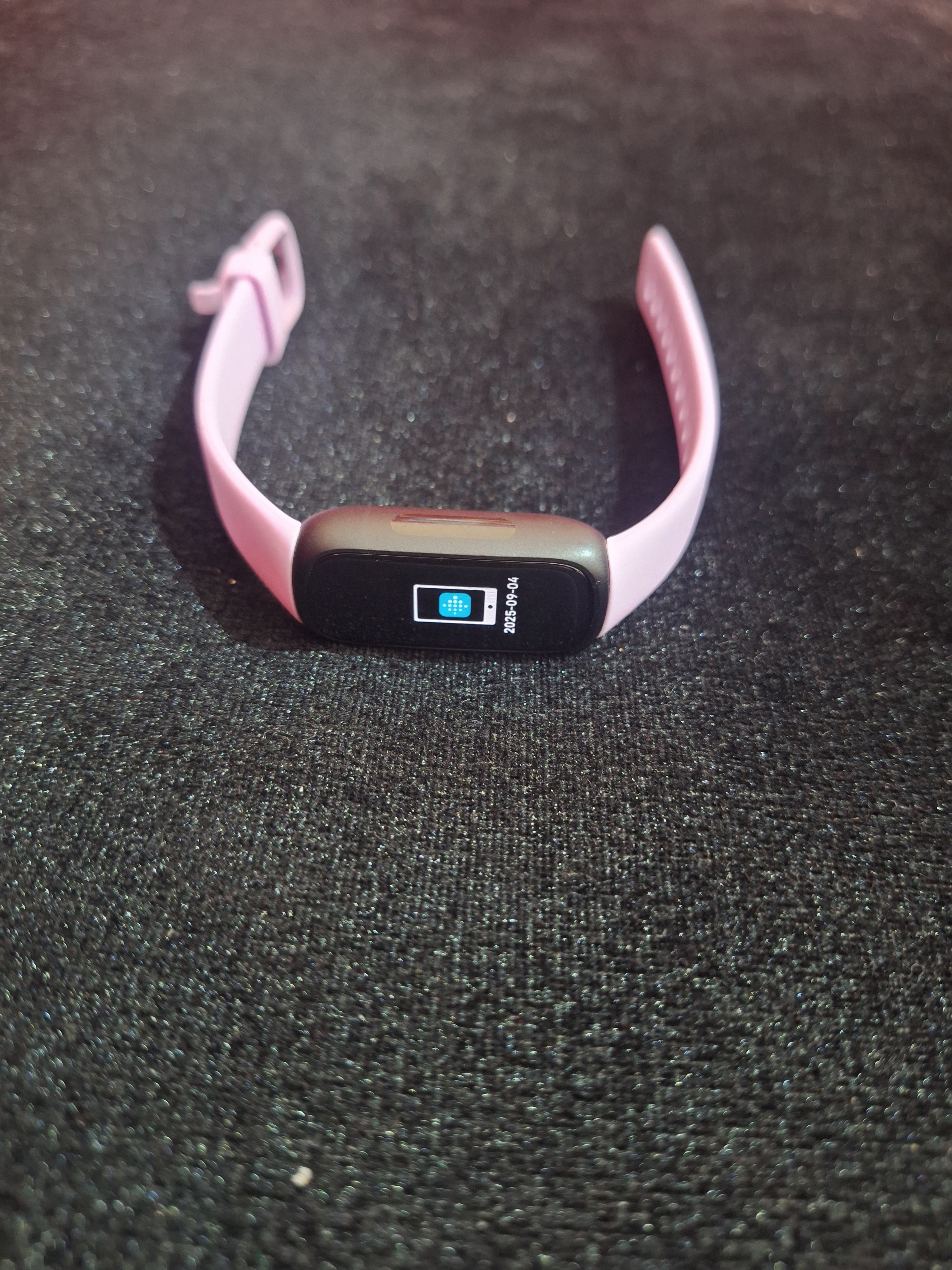 سوار تتبع صحة ولياقة من Fitbit by Google