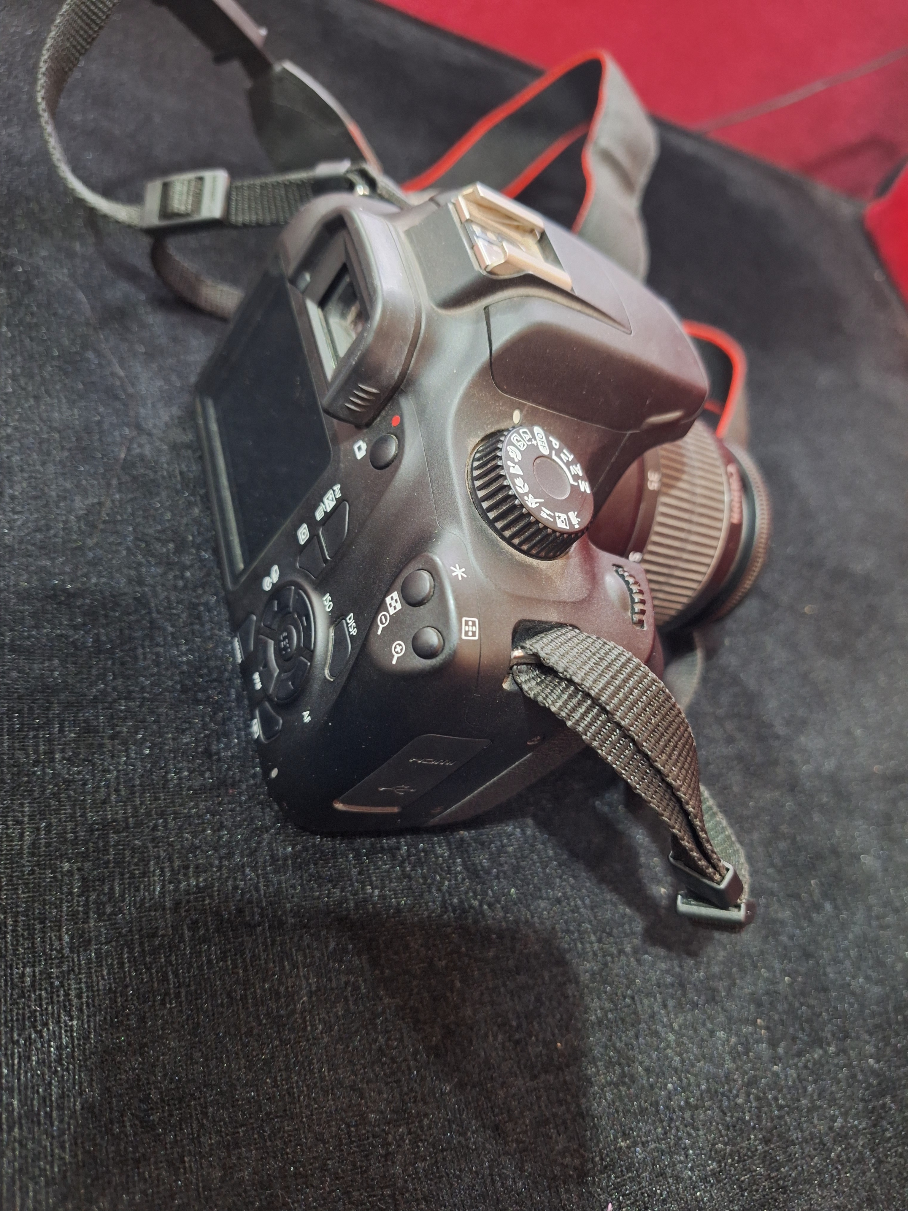 Canon EOS 4000D DSLR Camera + Lens 18-55 – حالة ممتازة