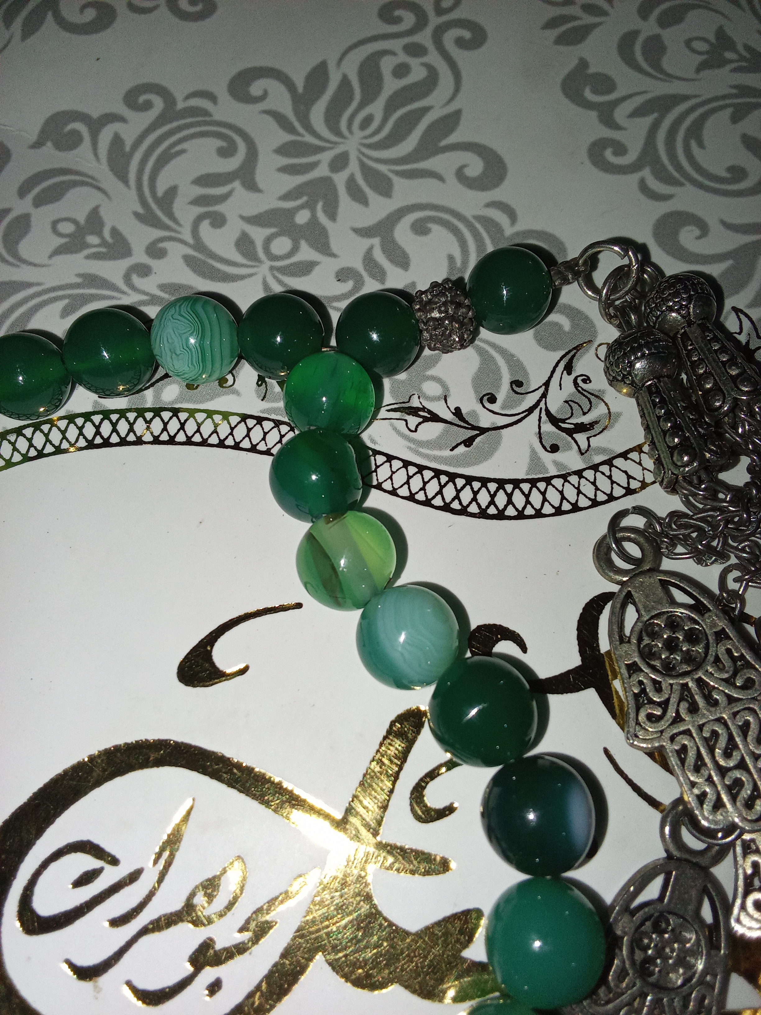 سبحة /  من العقيق الأخضر الطبيعي المخطط، خرز كبير مقاس حوالي 10–12