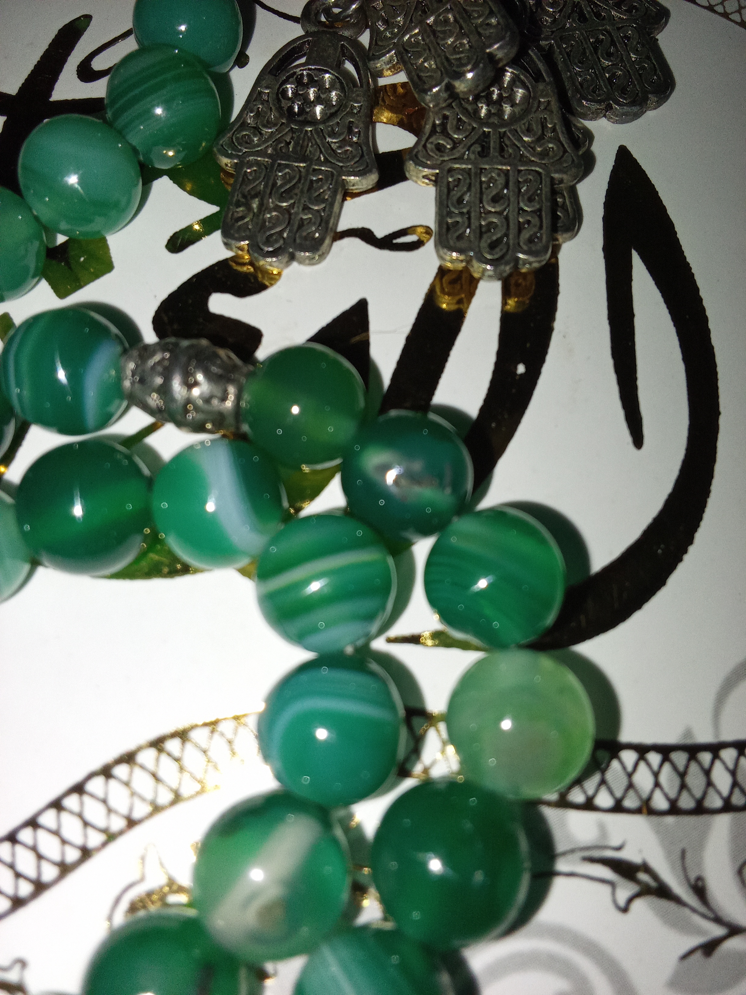 سبحة /  من العقيق الأخضر الطبيعي المخطط، خرز كبير مقاس حوالي 10–12