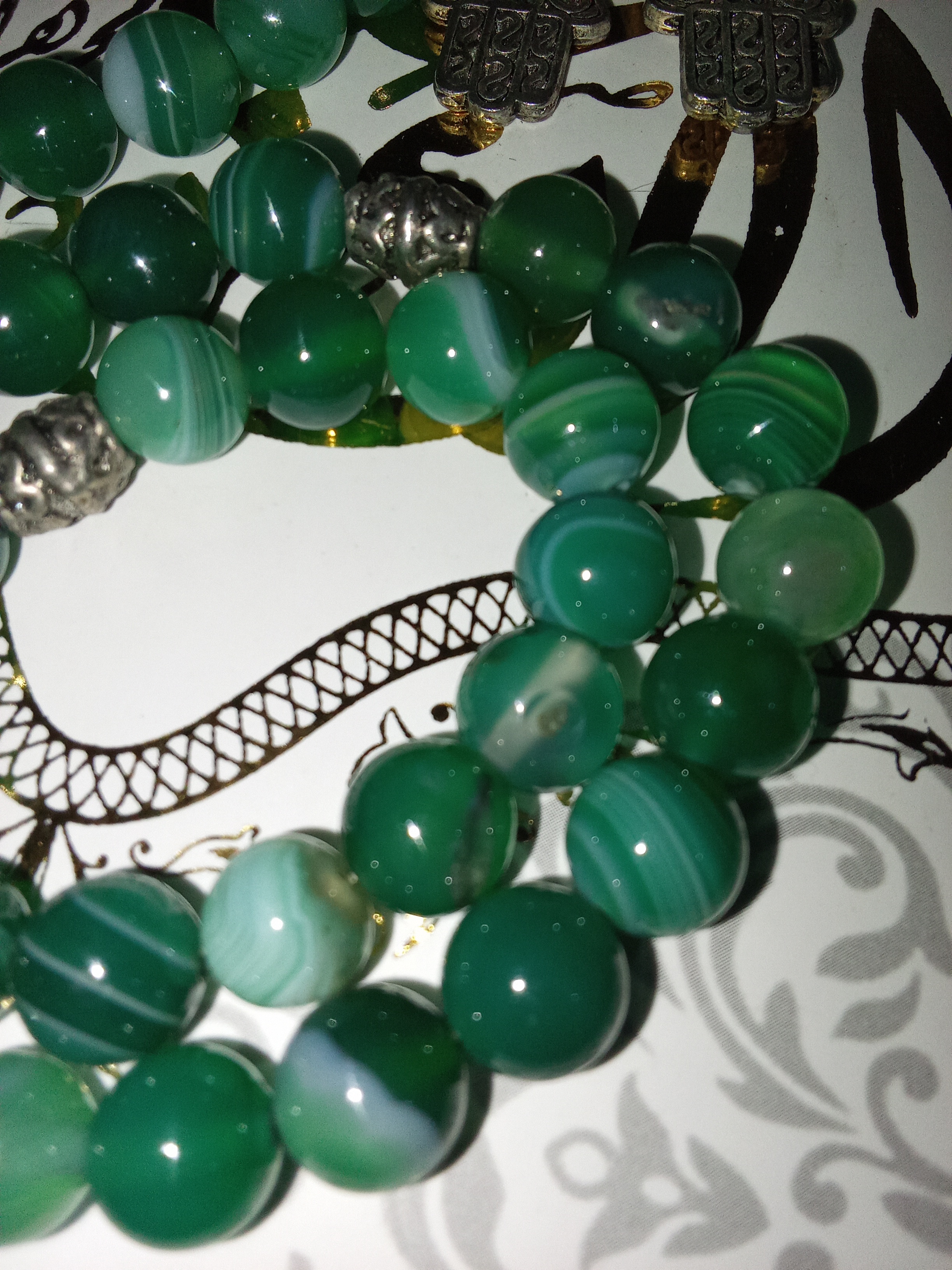 سبحة /  من العقيق الأخضر الطبيعي المخطط، خرز كبير مقاس حوالي 10–12