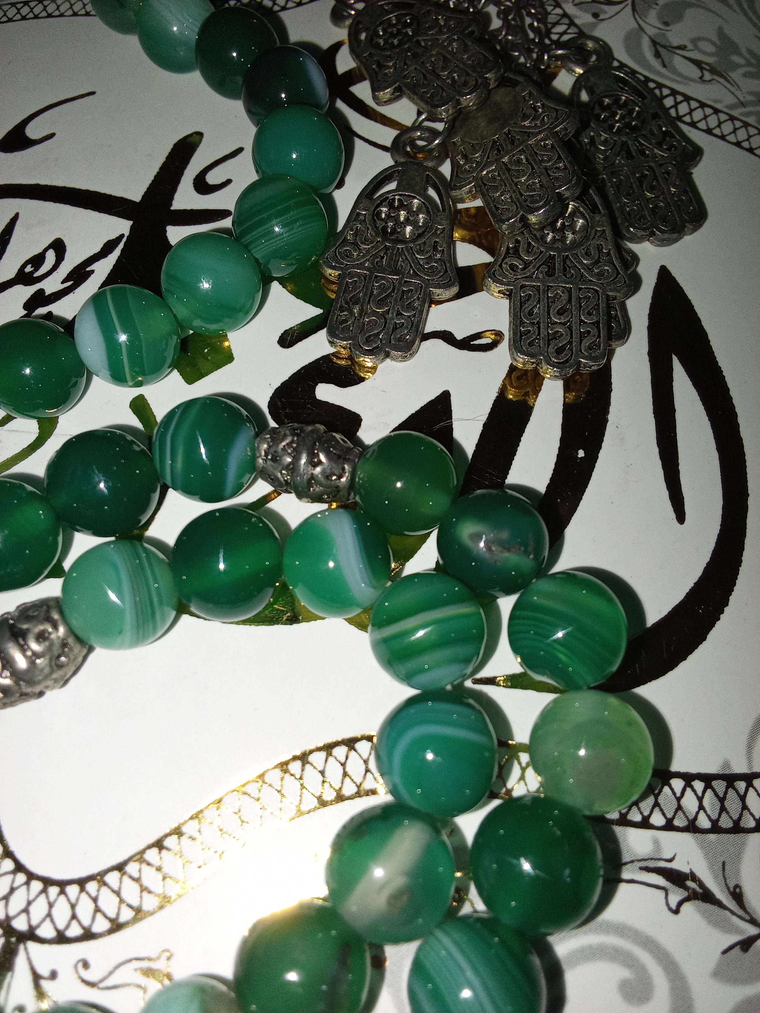 سبحة /  من العقيق الأخضر الطبيعي المخطط، خرز كبير مقاس حوالي 10–12