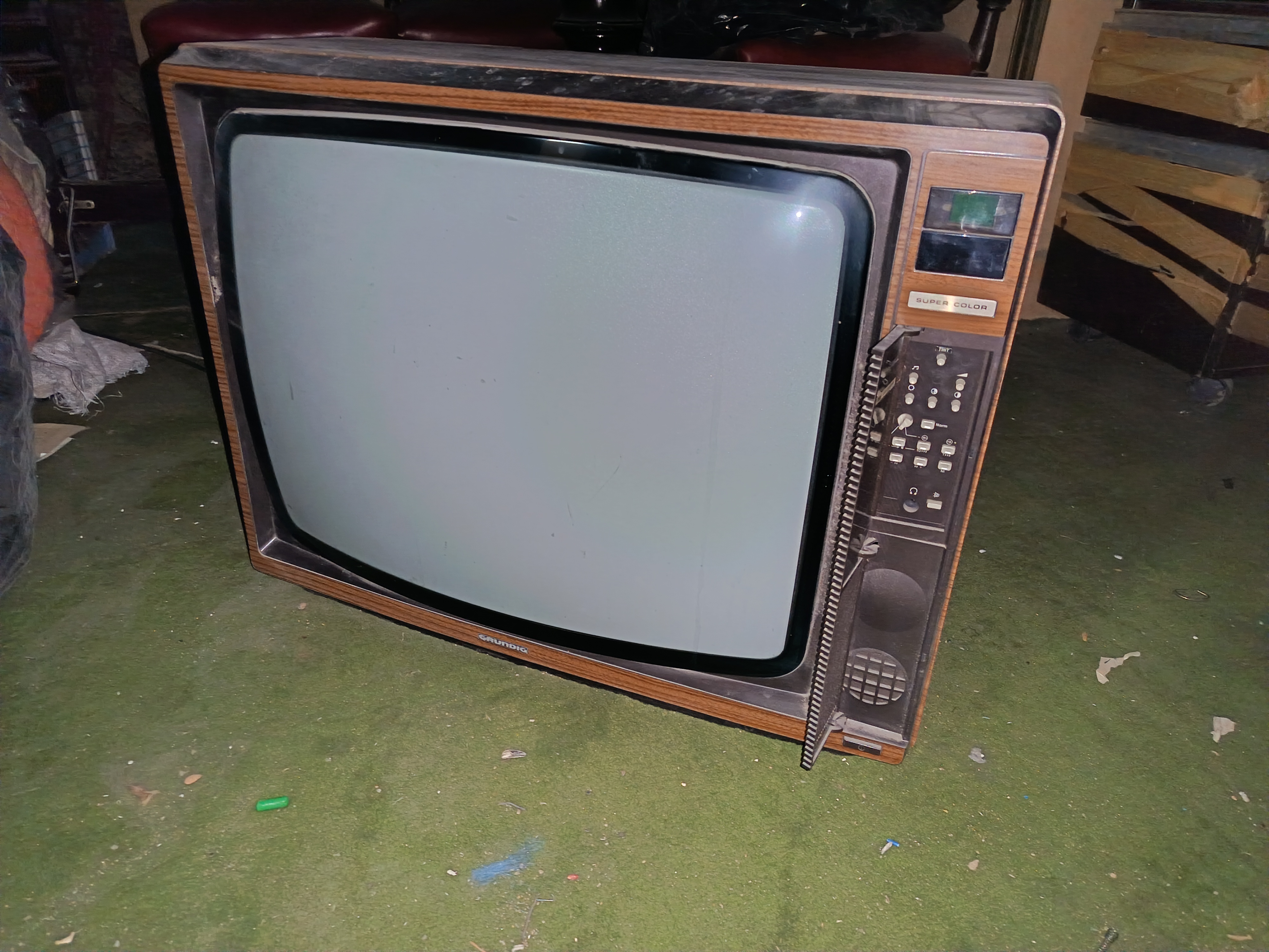 GRUNDIG Super color (الماني)