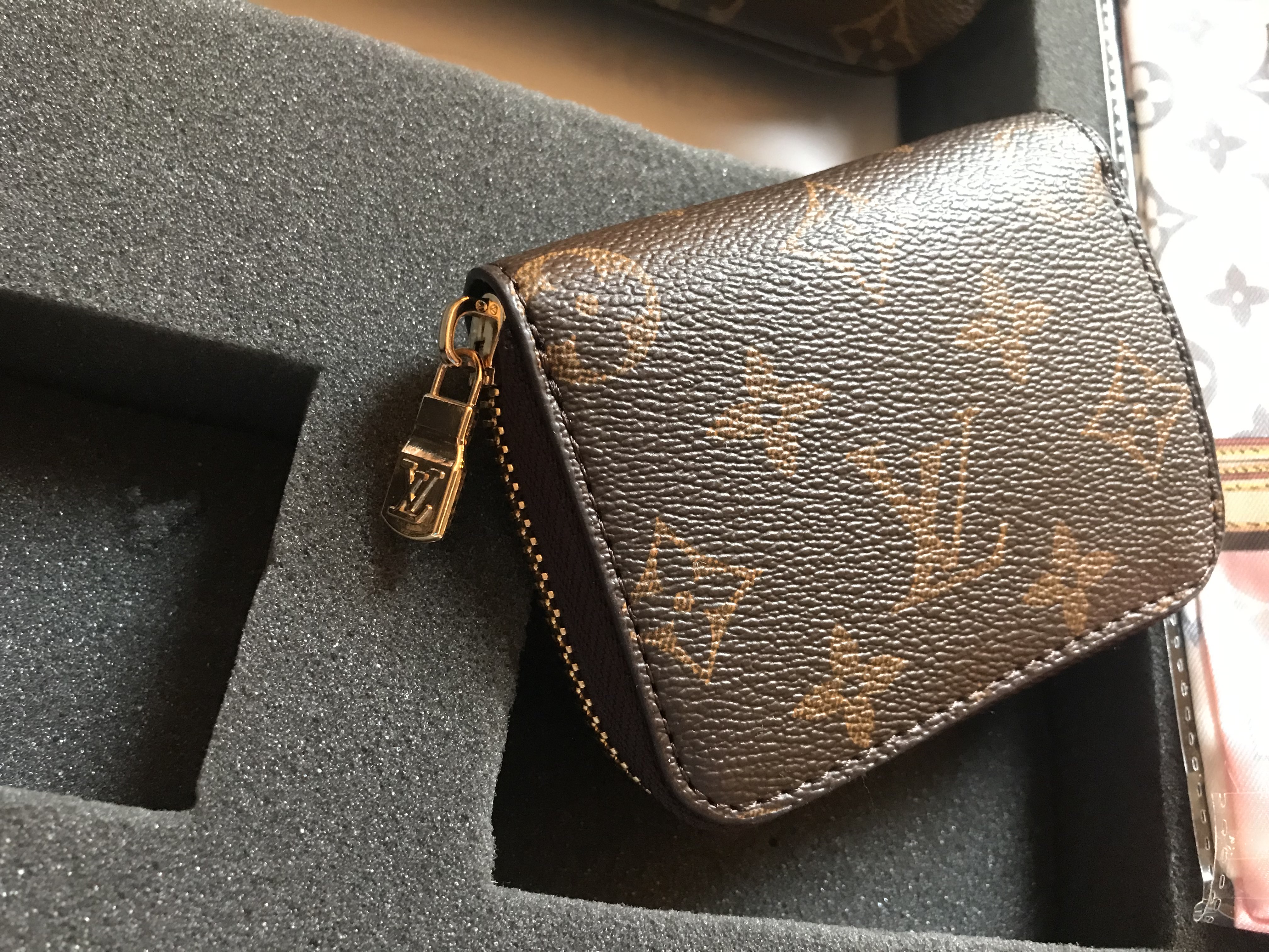 شنطه يد حريمي لويس فيتون LOUIS VUITTON    mirror