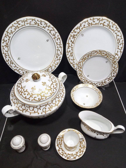 طقم صيني تركي هاند ميد مطلي بماء الدهب 90ق