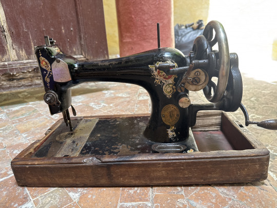 آلة خياطة يدوية