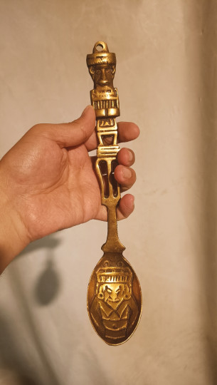قطعه ديكورية من النحاس الاصفر بنقوش من حضارة الانكا