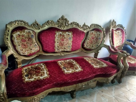 صالون انتيك خشب زان للبيع مكون من كنبة واربع كراسي حالة ممتازة بدون اي كسور او عيوب