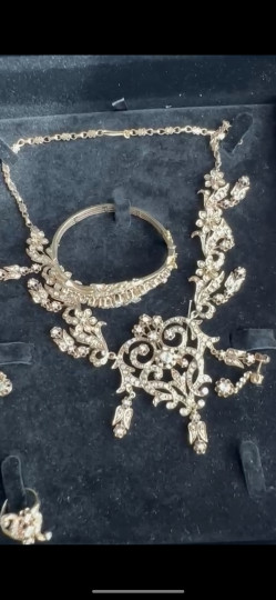 التحف والعملات والفنون