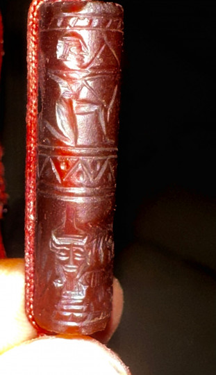 ختم اسطواني اثري سومري من 3500 قبل الميلاد من العقيق