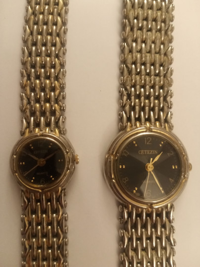 للبيع طقم ساعتين يد واحدة رجالي والثانية نسائي